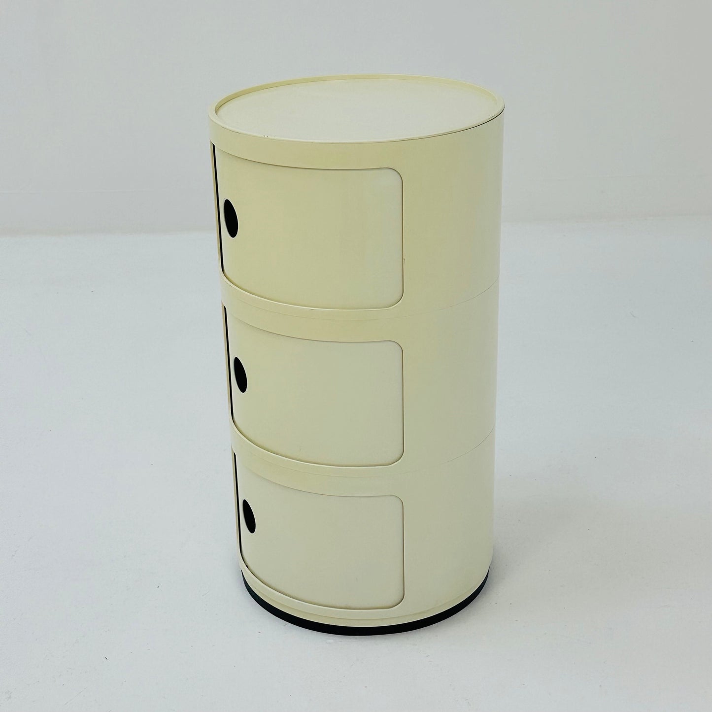 Space age 3 tier Componibili Classic round modular storage unit designed by Anna Castelli Ferrieri for Kartell in 1970s