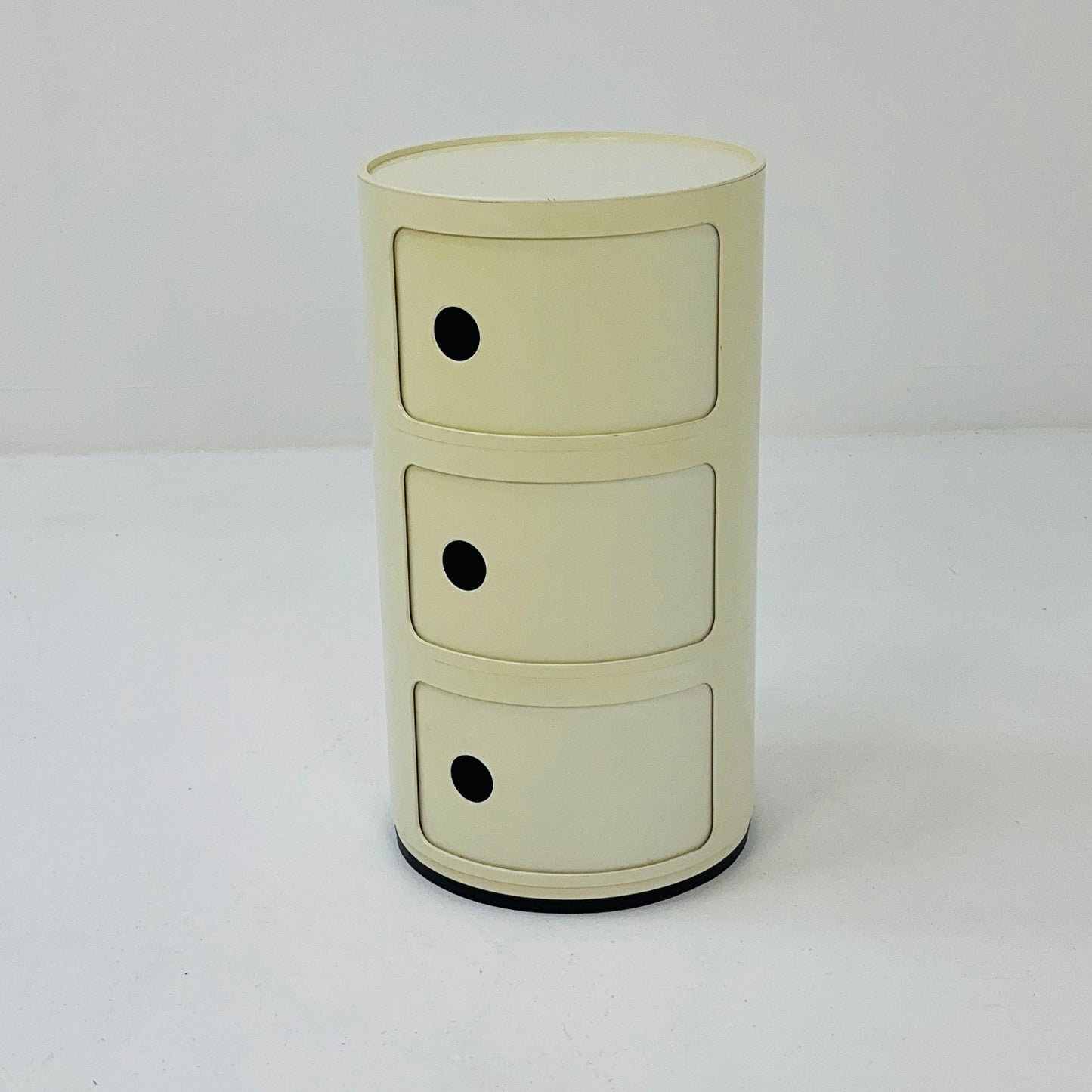 Space age 3 tier Componibili Classic round modular storage unit designed by Anna Castelli Ferrieri for Kartell in 1970s
