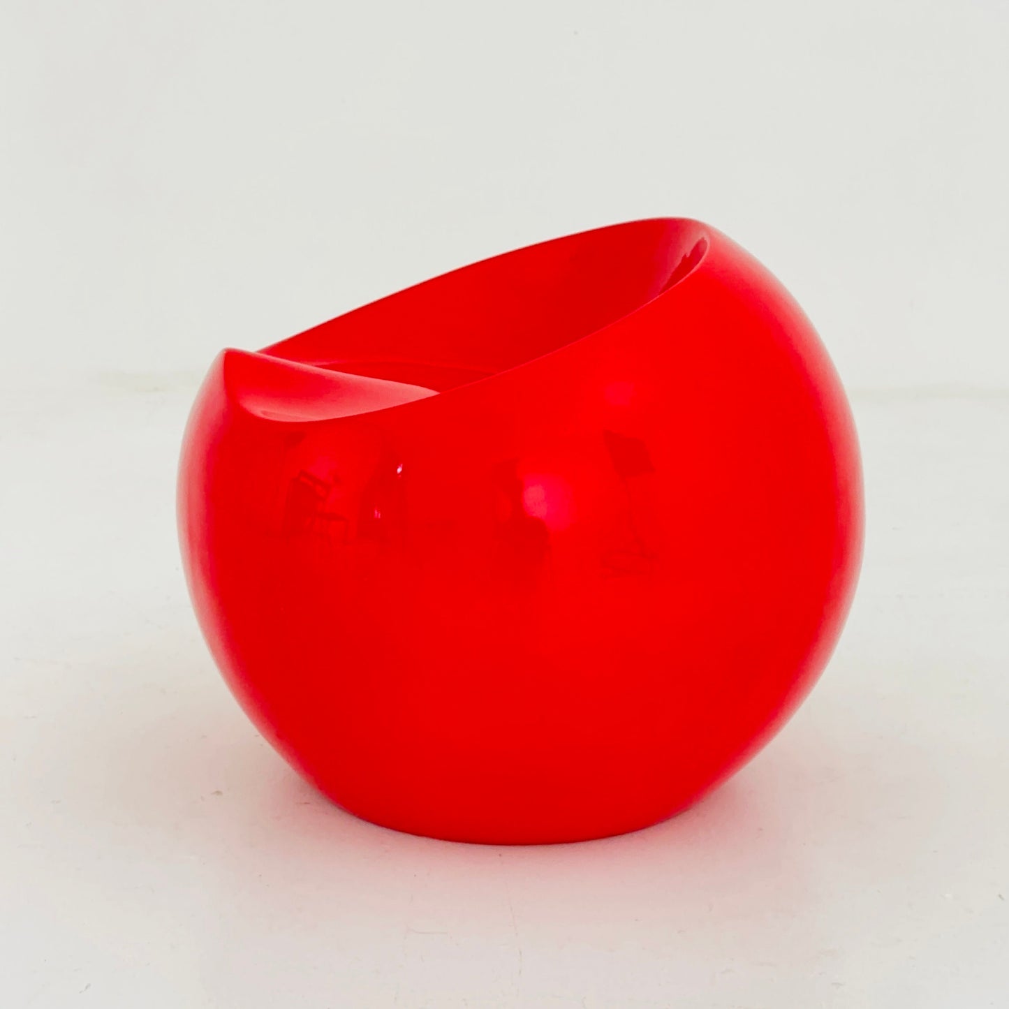 Space Age red ’ ball’ chair by Finn Stone, 1970s