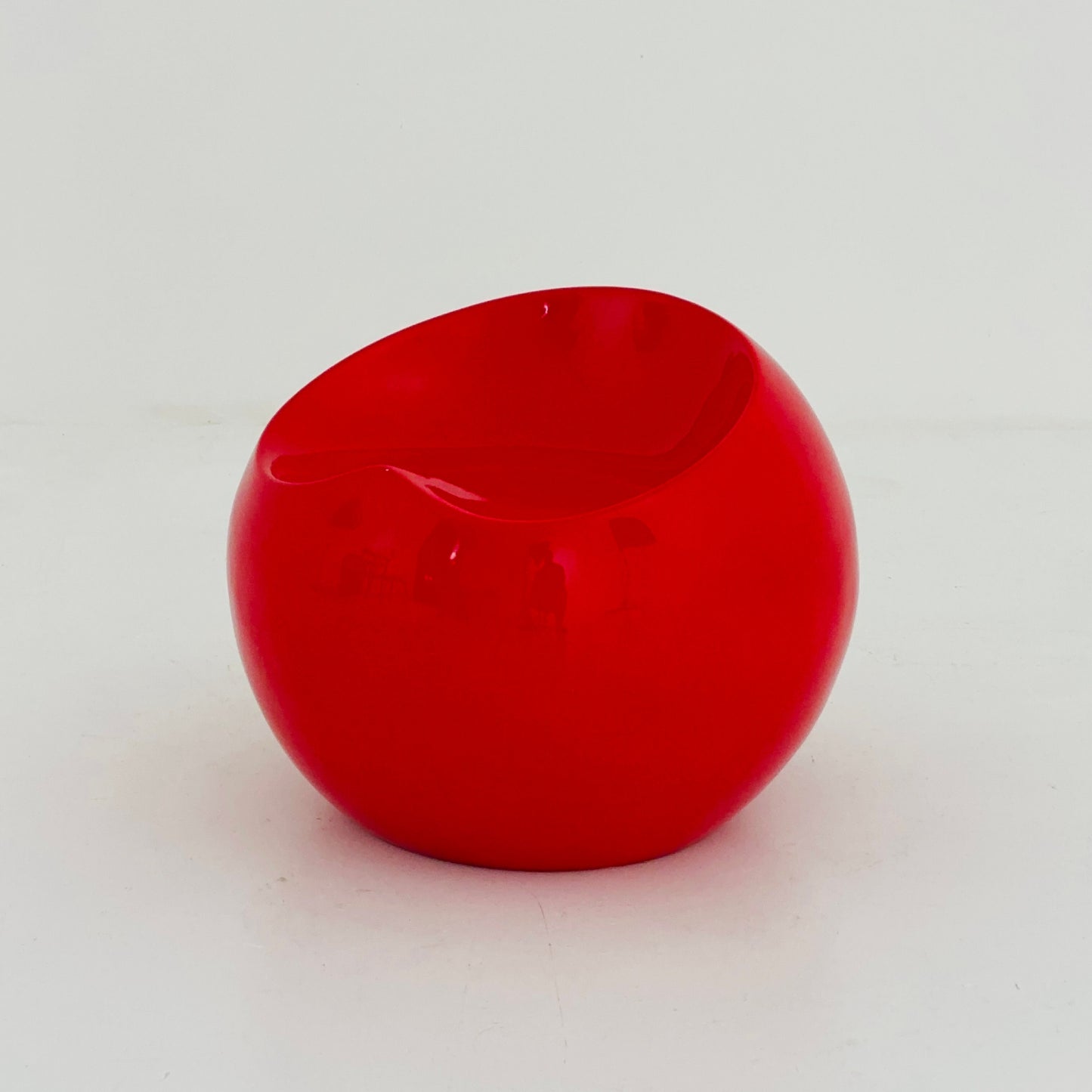 Space Age red ’ ball’ chair by Finn Stone, 1970s