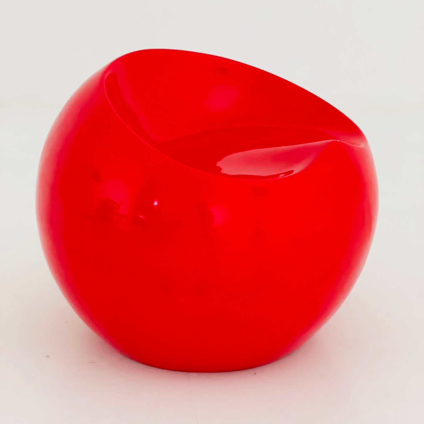 Space Age red ’ ball’ chair by Finn Stone, 1970s