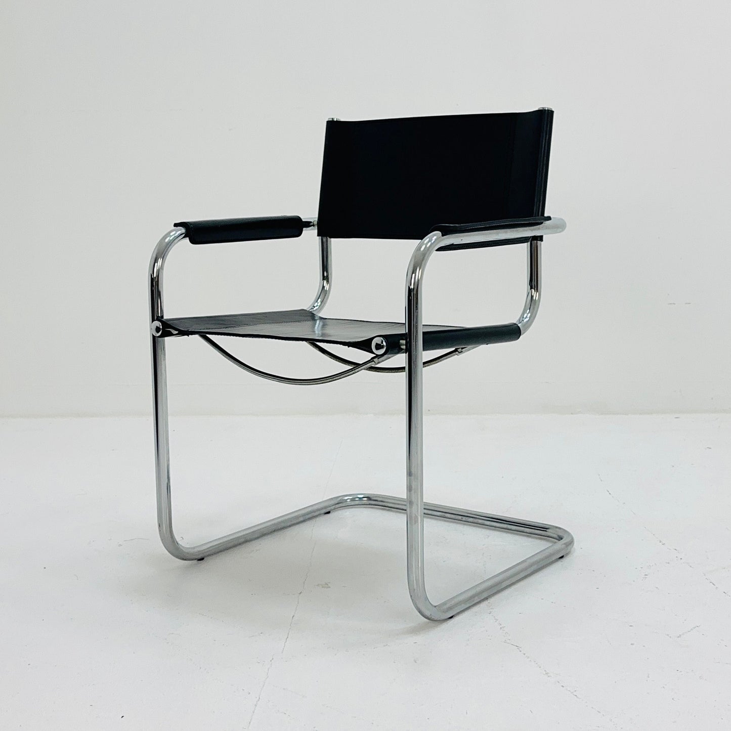 Mid Century iconic Mart Stam S34 armchair / Bauhaus chrome tube steel and leather / 80s vintage cantilever chair s43