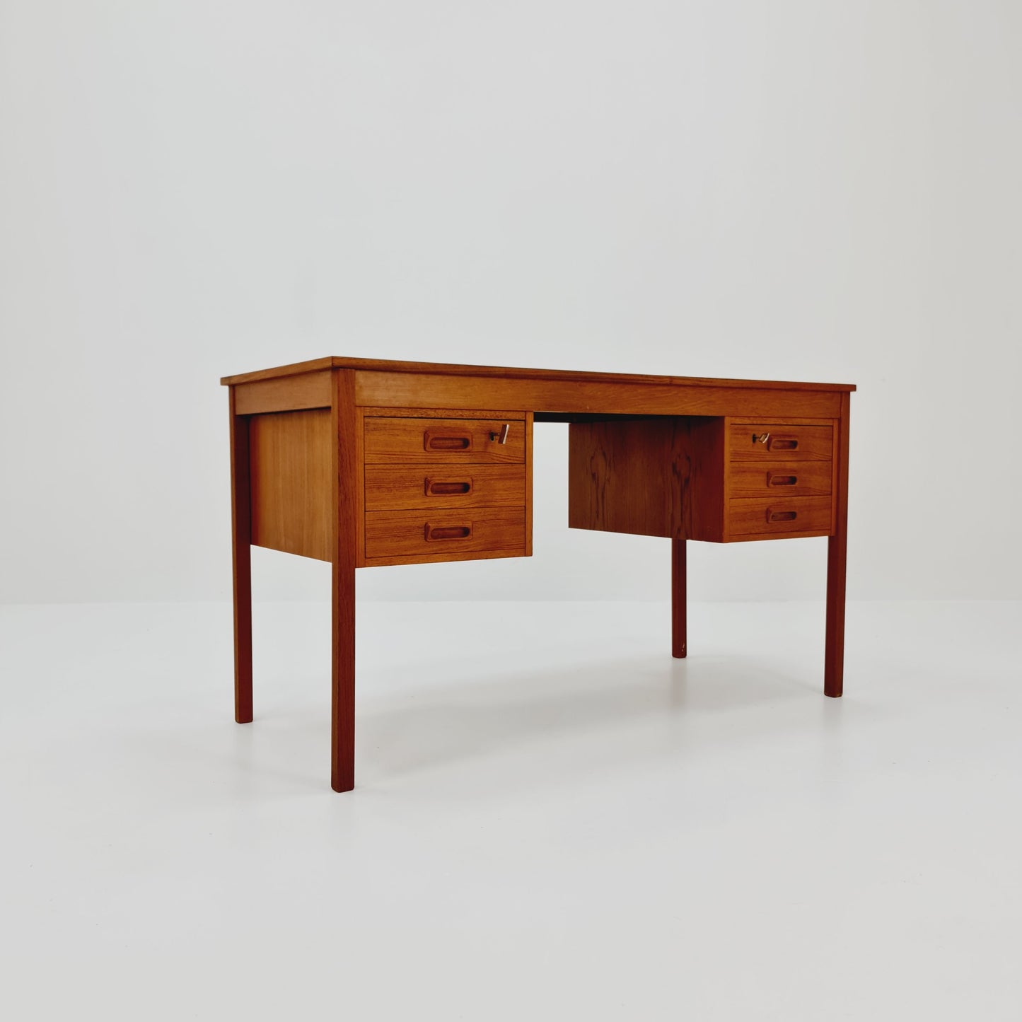 Midcentury danish Scandinavian Desk in teak, 1960s