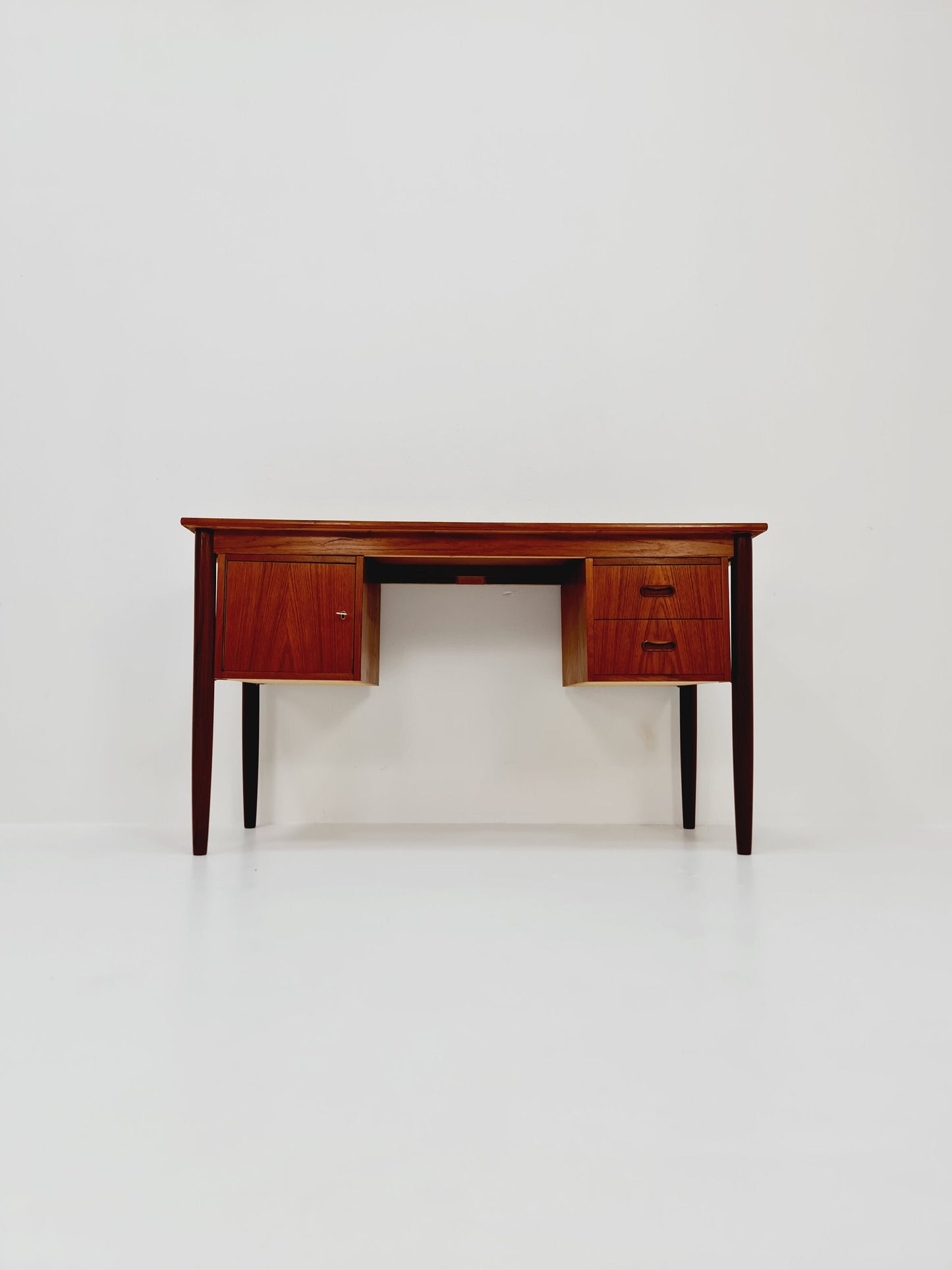 Mid-century Danish teak desk by Egon Jensen for Hanbjerg Møbelfabrik, Tibergaard, 1960s