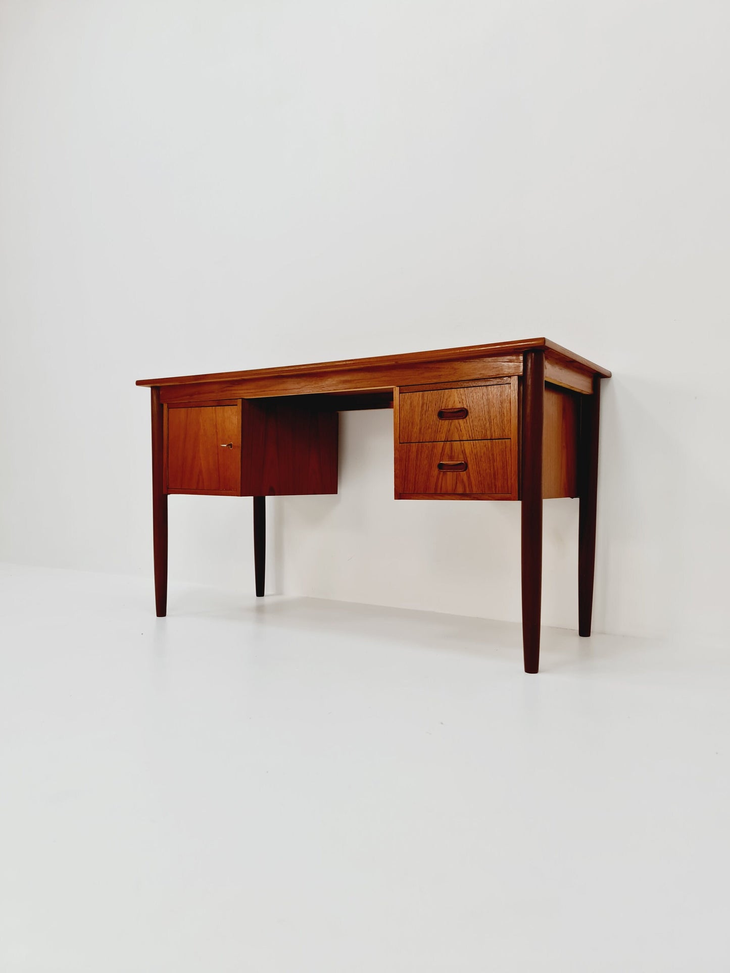 Mid-century Danish teak desk by Egon Jensen for Hanbjerg Møbelfabrik, Tibergaard, 1960s