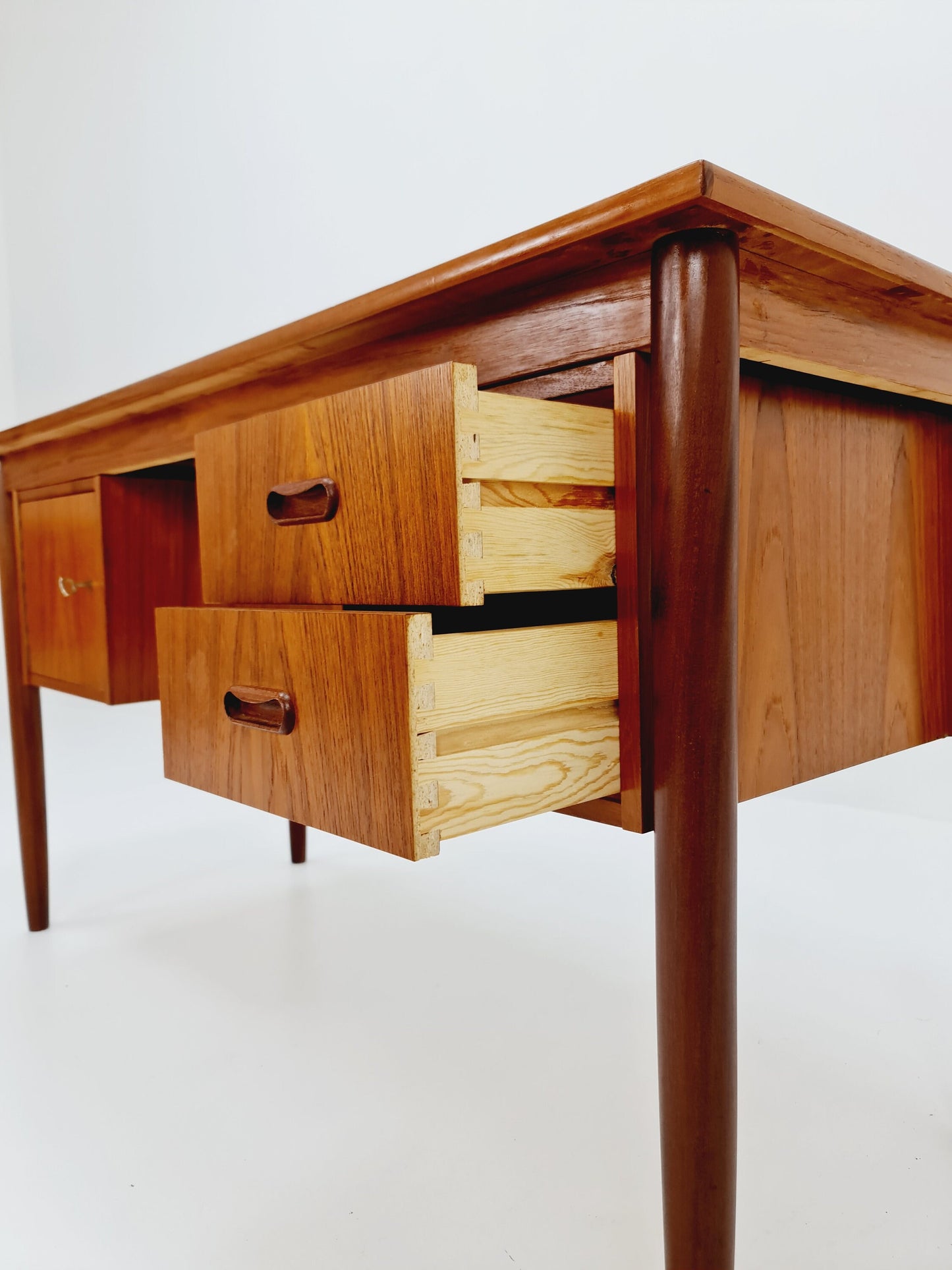 Mid-century Danish teak desk by Egon Jensen for Hanbjerg Møbelfabrik, Tibergaard, 1960s