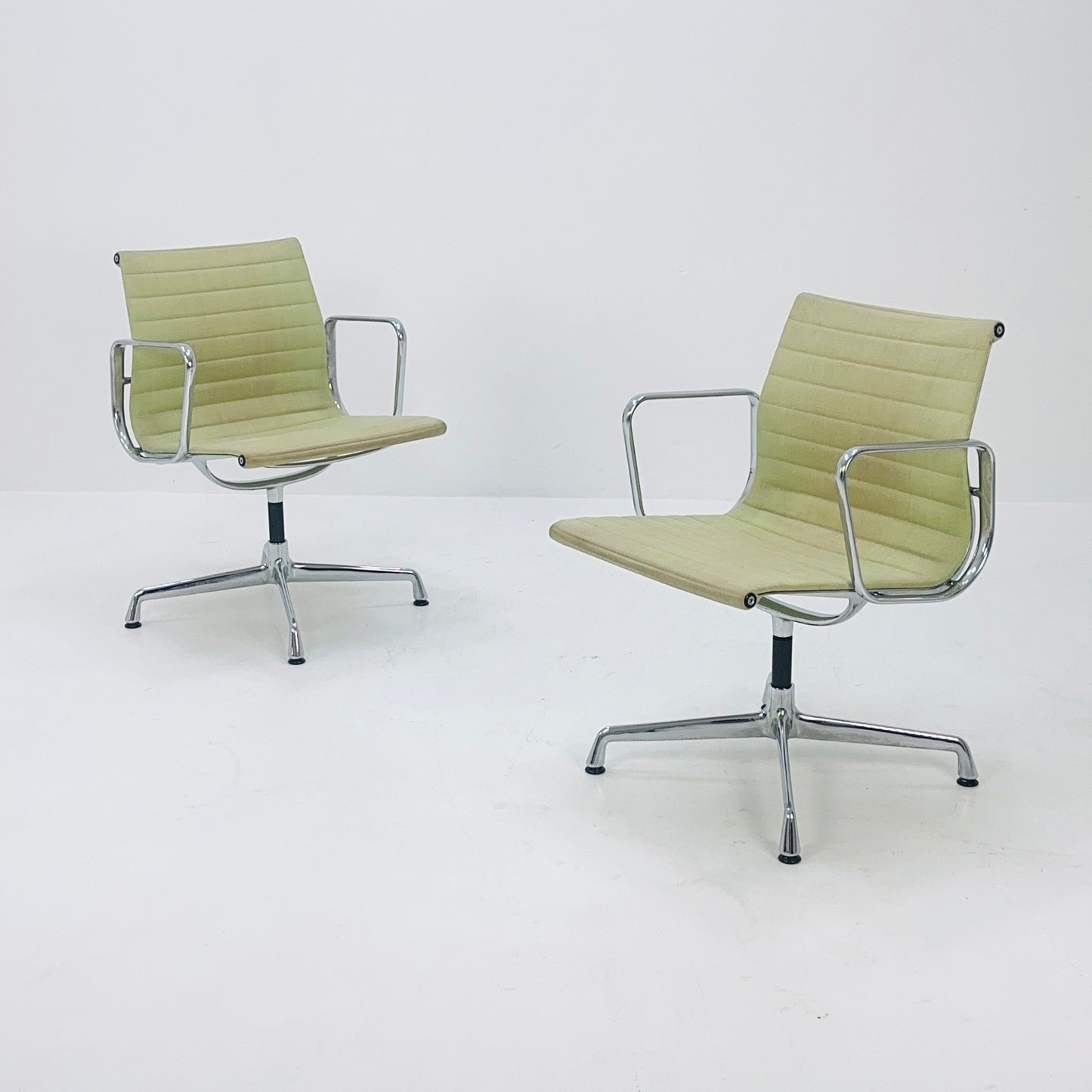 1 of 2 Swivel office armchair by Herman Miller, Charles & Ray EAMES - 1970s