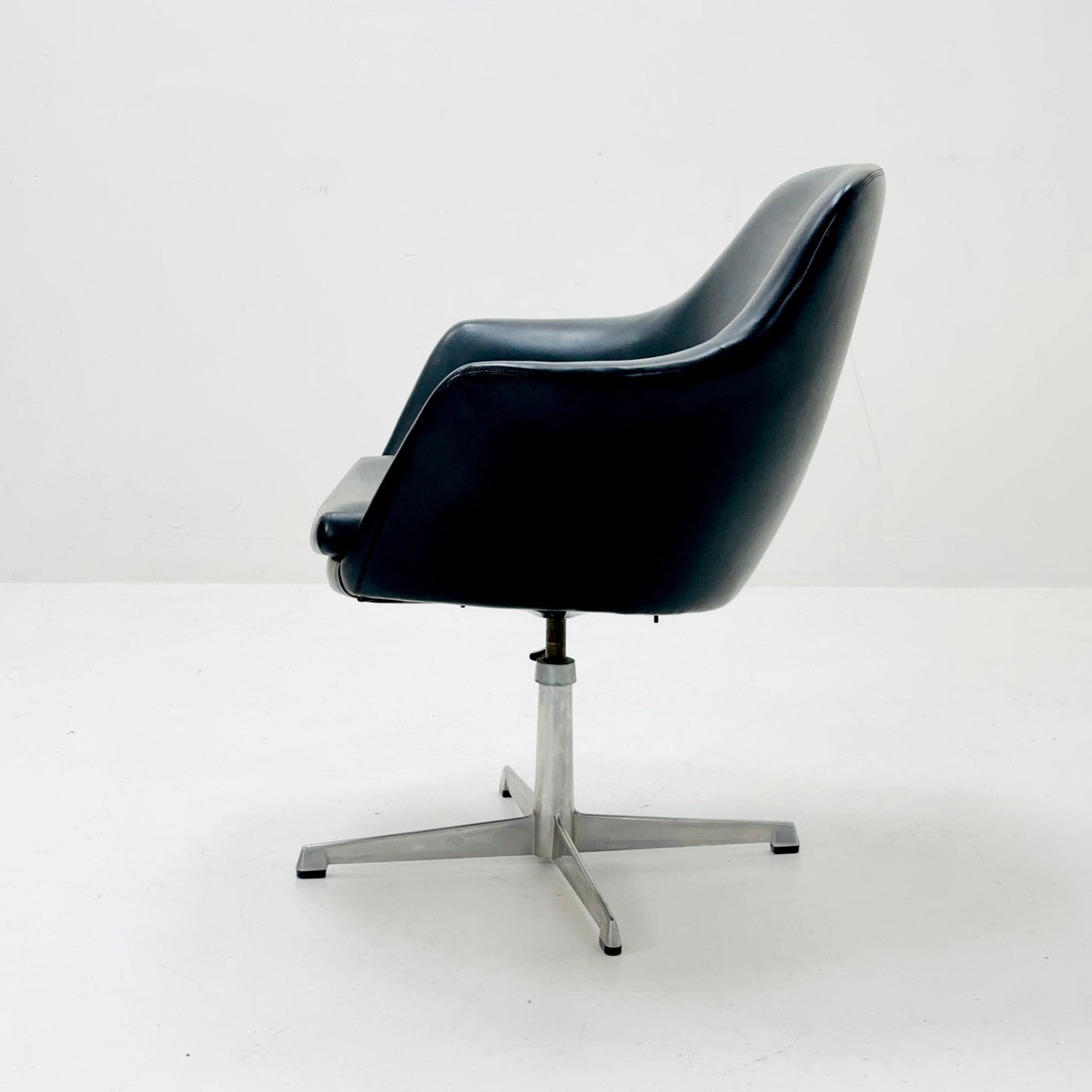 Mid century Olli Mannermaa black Leather Kilta armchair by Eugen Schmidt & Cassina Martela 1970s
