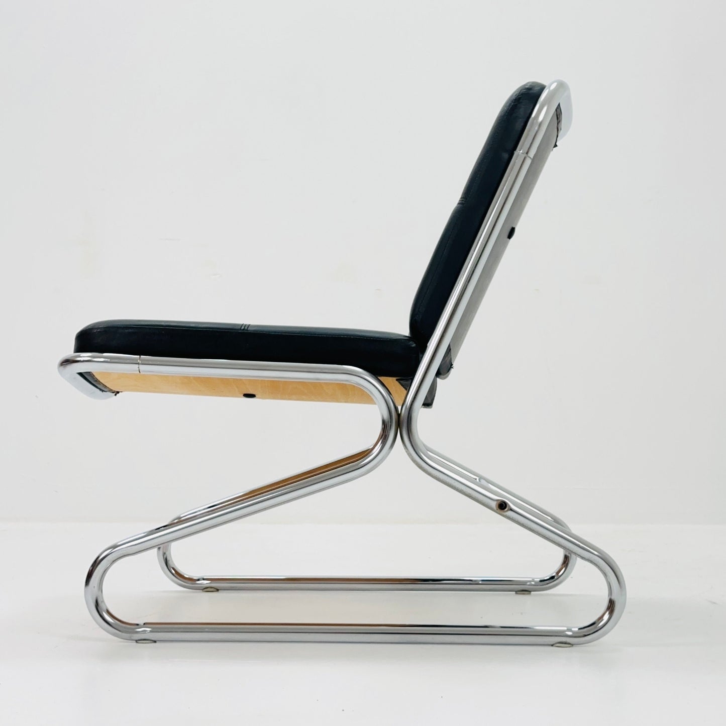 Mid century Bauhaus tubular lounge Chair black leather Italy 1980s