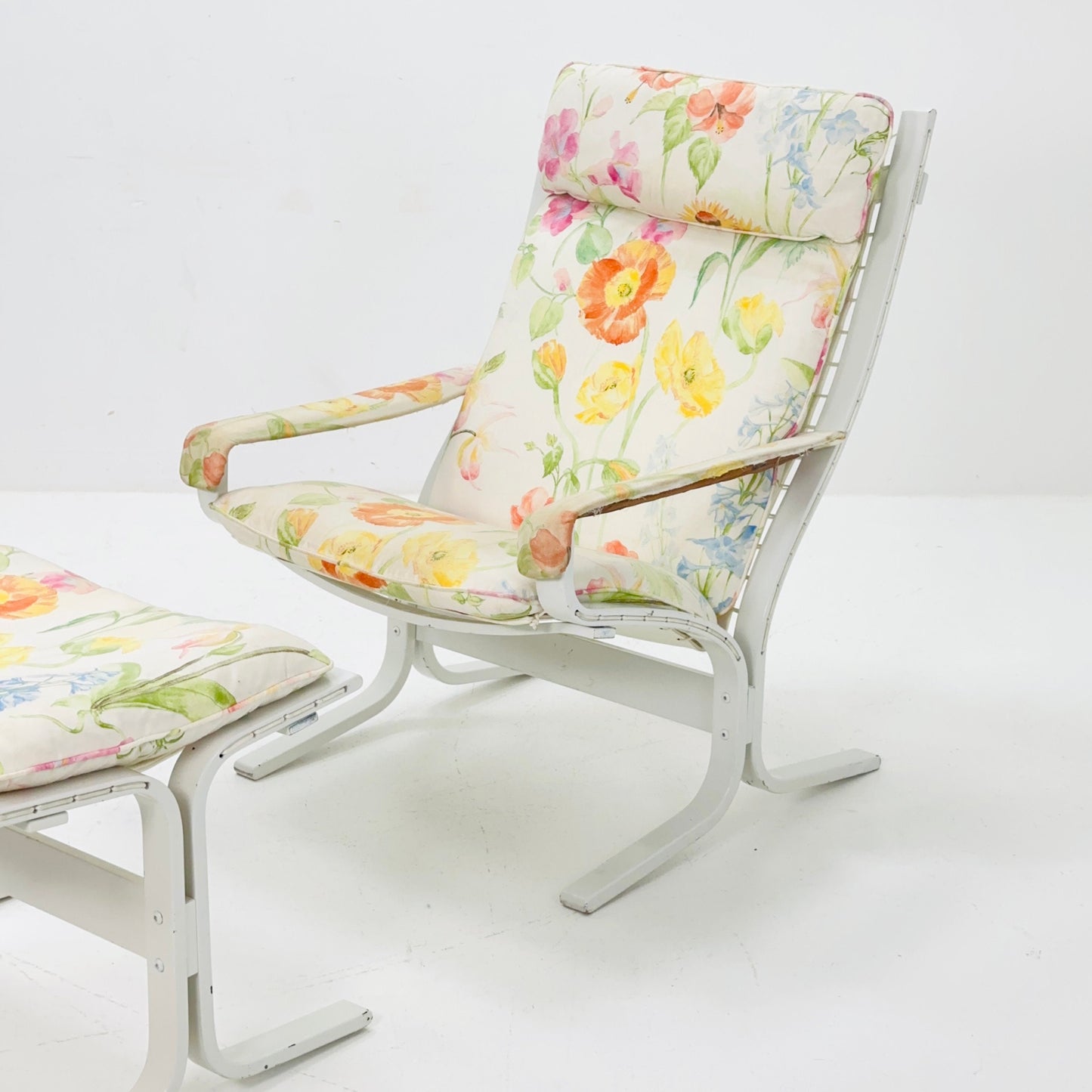 Mid-Century Ingmar Relling Siesta Lounge chair and ottoman Set in flower pattern 1970s Norway