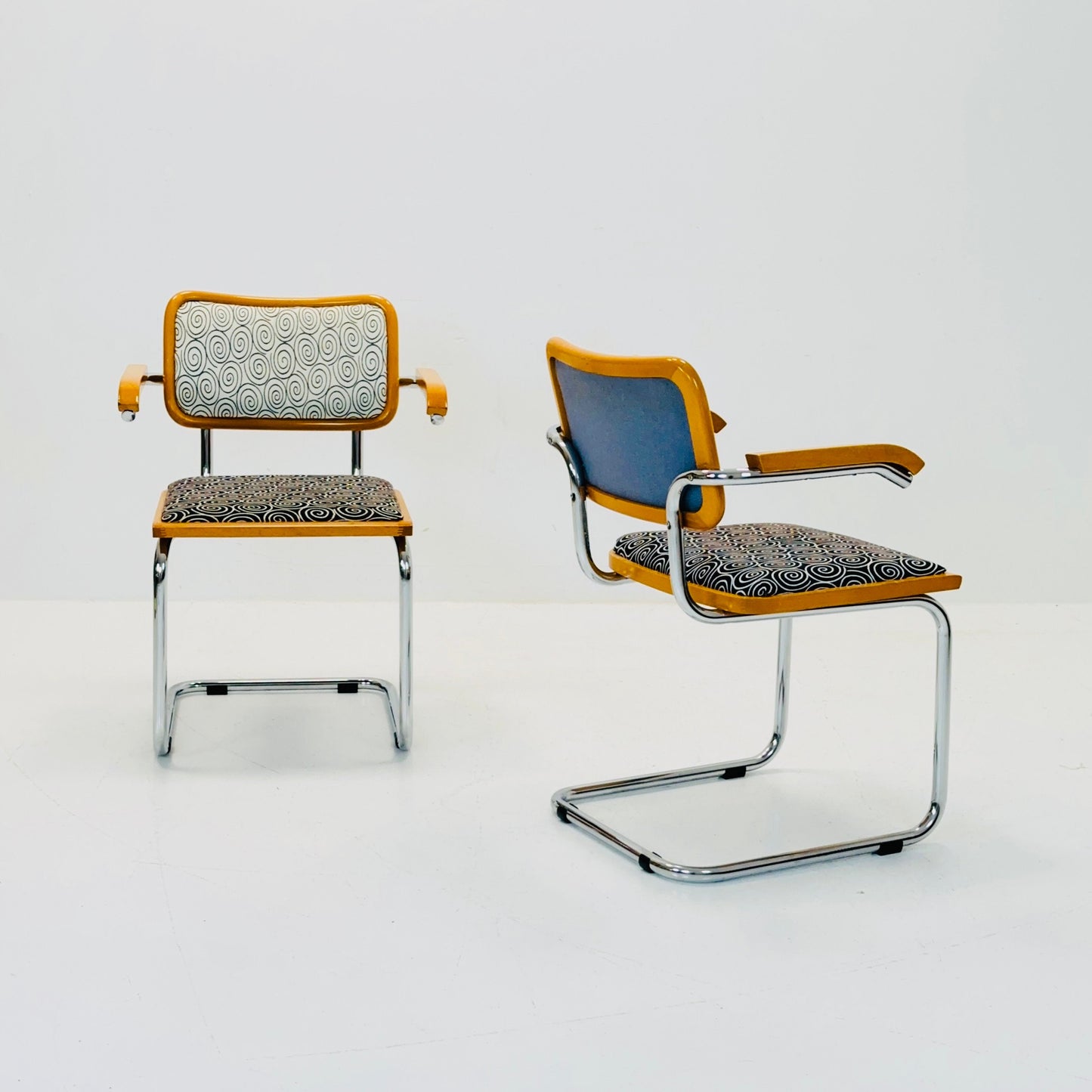 Set of 2 Mid century B32 Cesca armchair by Marcel Breuer upholstered , bauhaus design for Bene Italy 1980s