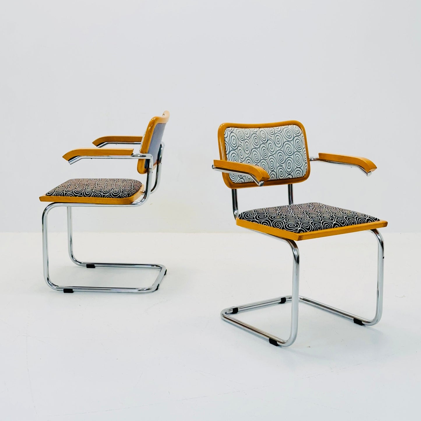 Set of 2 Mid century B32 Cesca armchair by Marcel Breuer upholstered , bauhaus design for Bene Italy 1980s