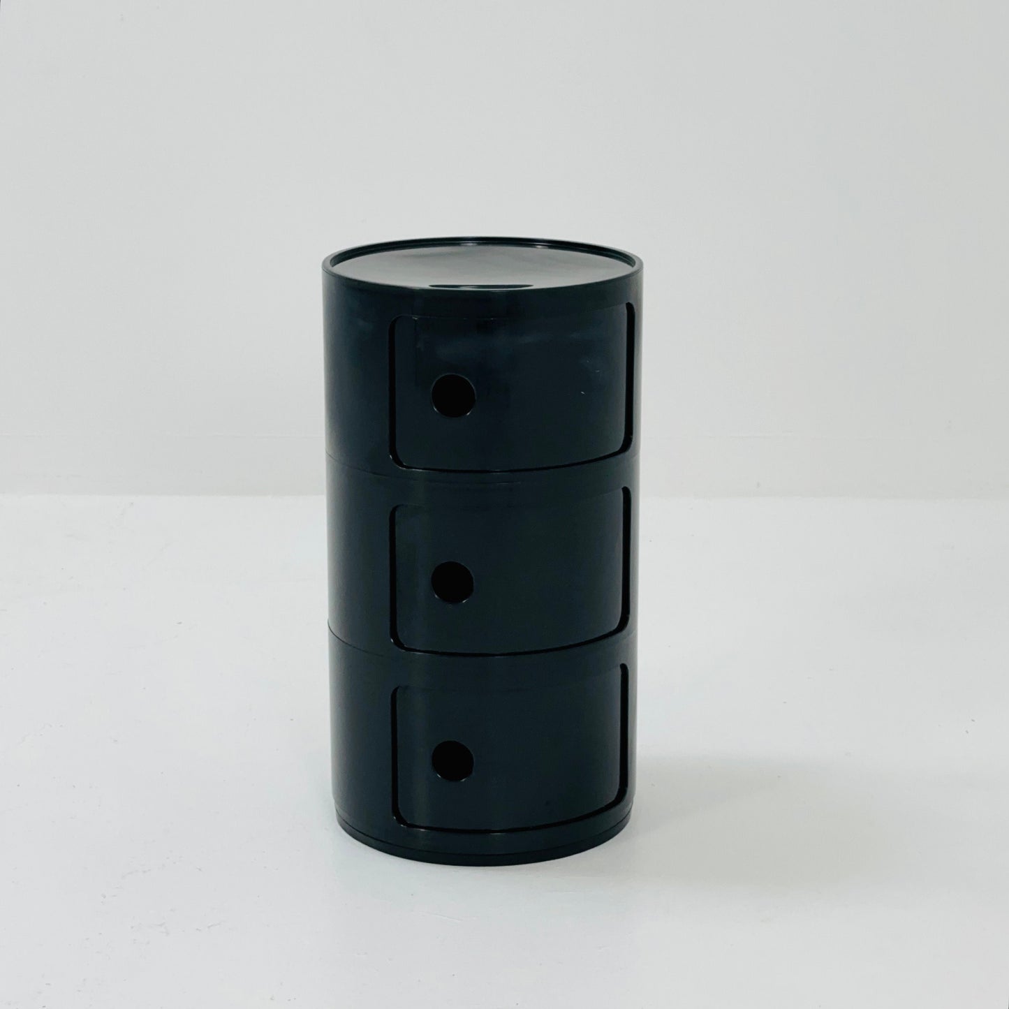 Space age 3 tier Componibili Classic round modular storage unit designed by Anna Castelli Ferrieri for Kartell in 1970s