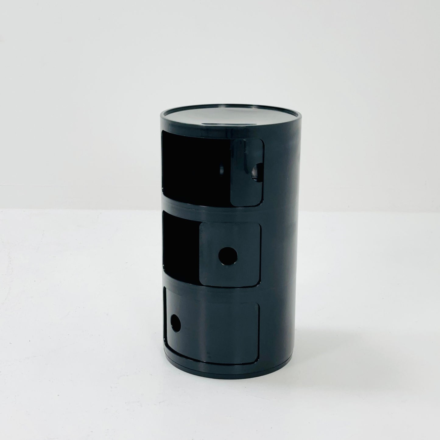 Space age 3 tier Componibili Classic round modular storage unit designed by Anna Castelli Ferrieri for Kartell in 1970s