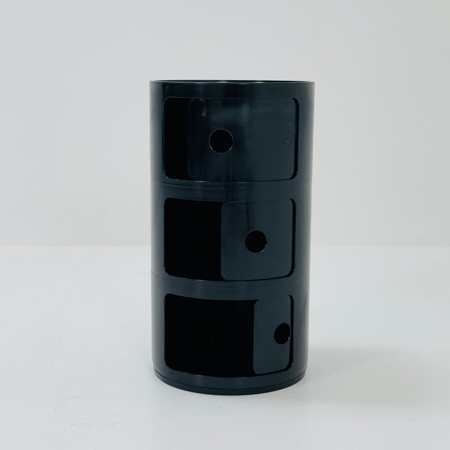 Space age 3 tier Componibili Classic round modular storage unit designed by Anna Castelli Ferrieri for Kartell in 1970s