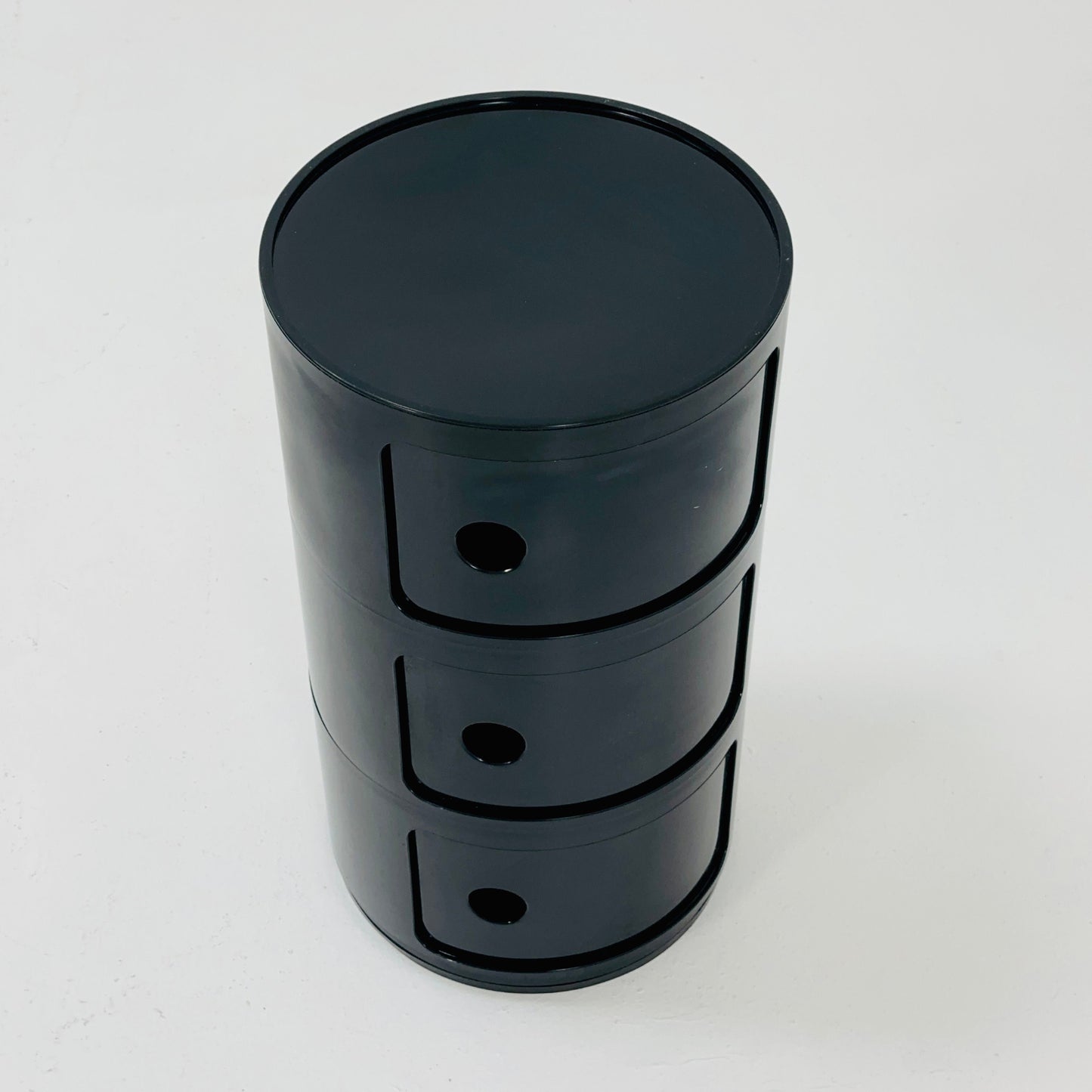 Space age 3 tier Componibili Classic round modular storage unit designed by Anna Castelli Ferrieri for Kartell in 1970s