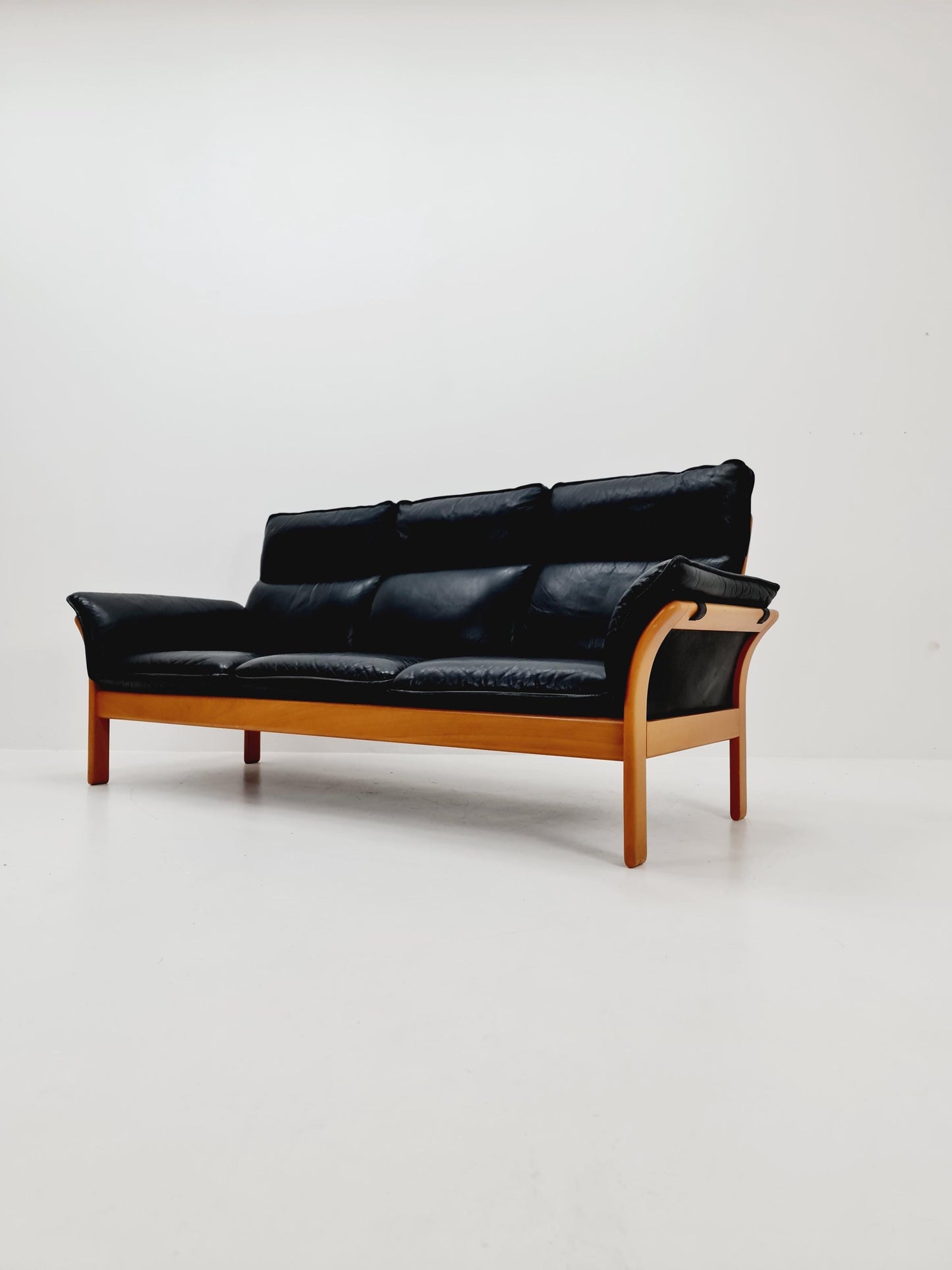 Mid-century German Leather & beech lounge sofa By Dreipunkt Model Scala , 1970s