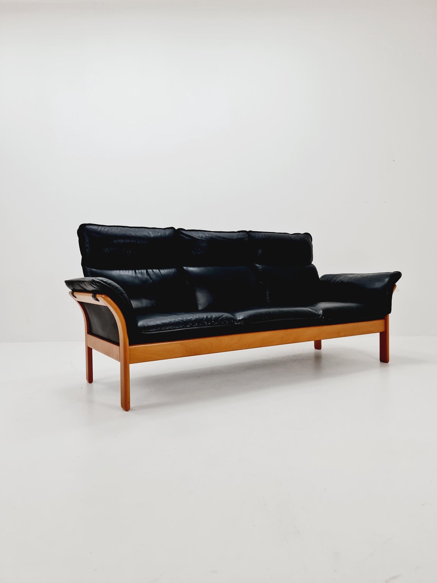 Mid-century German Leather & beech lounge sofa By Dreipunkt Model Scala , 1970s