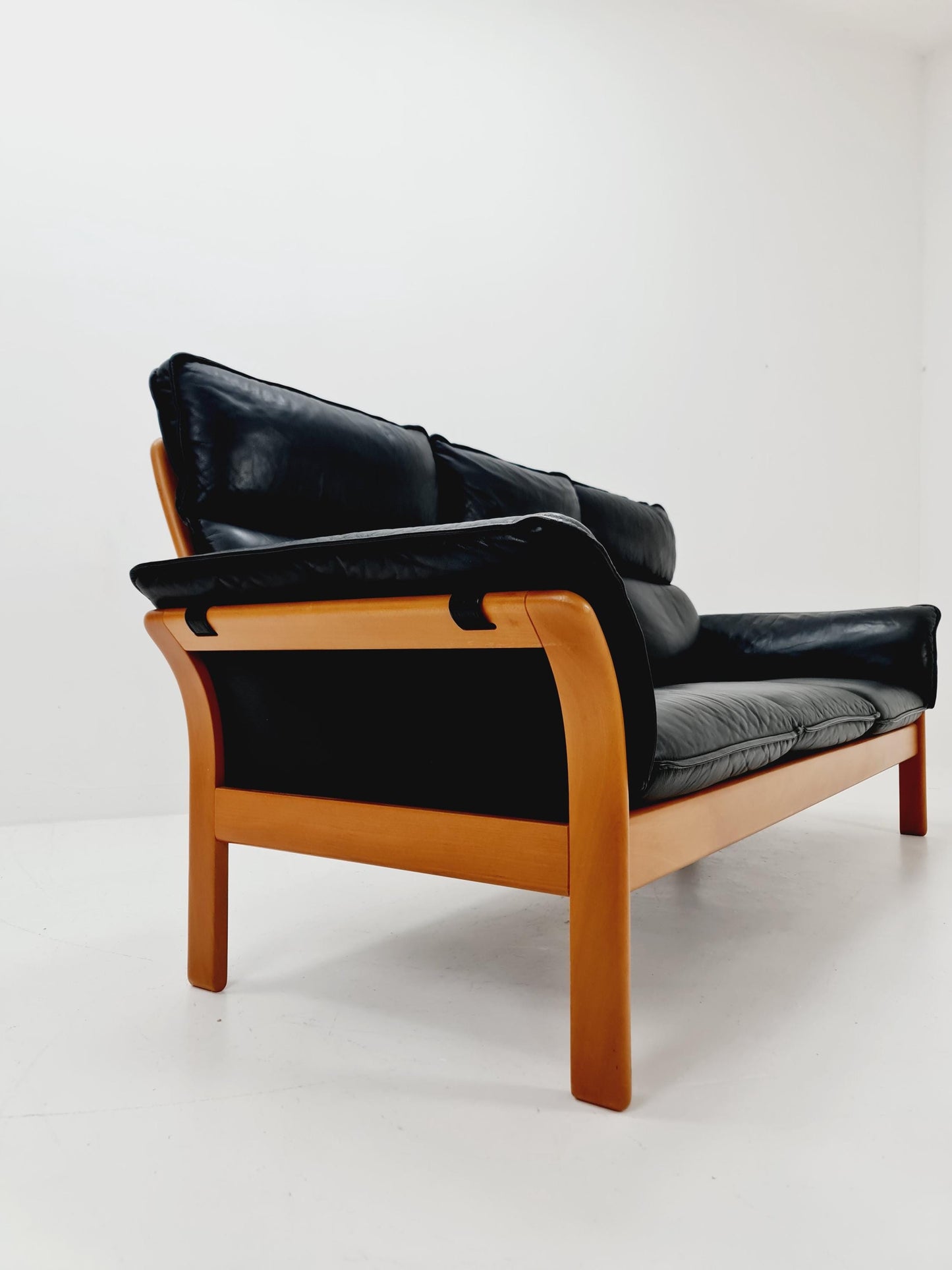 Mid-century German Leather & beech lounge sofa By Dreipunkt Model Scala , 1970s
