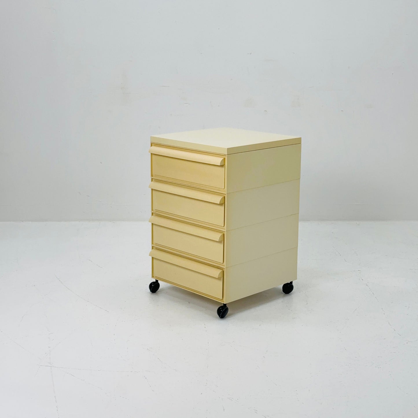 Space age Chest of drawers on wheels model 4601 by Simon Fussell for Kartell, Italy 1970s