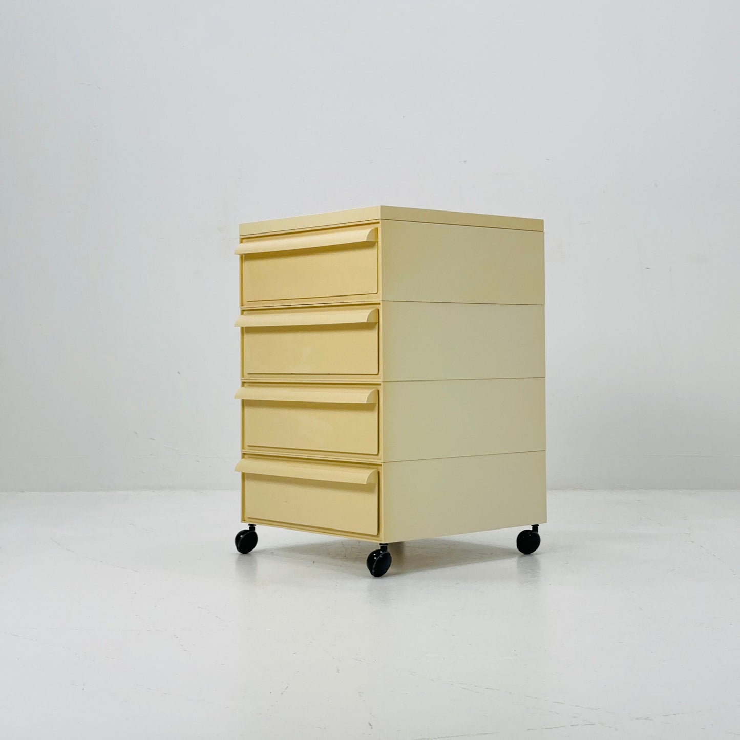 Space age Chest of drawers on wheels model 4601 by Simon Fussell for Kartell, Italy 1970s