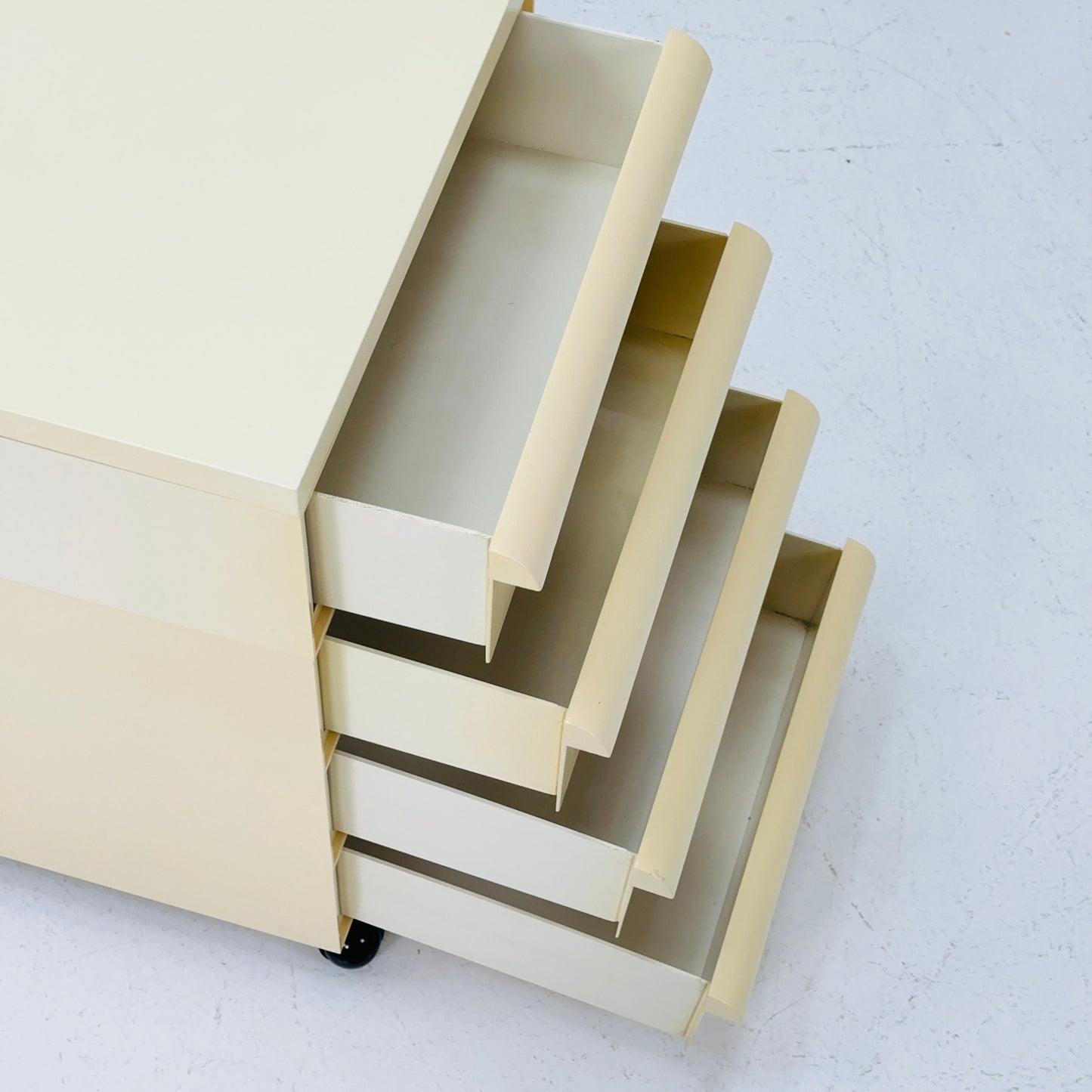 Space age Chest of drawers on wheels model 4601 by Simon Fussell for Kartell, Italy 1970s