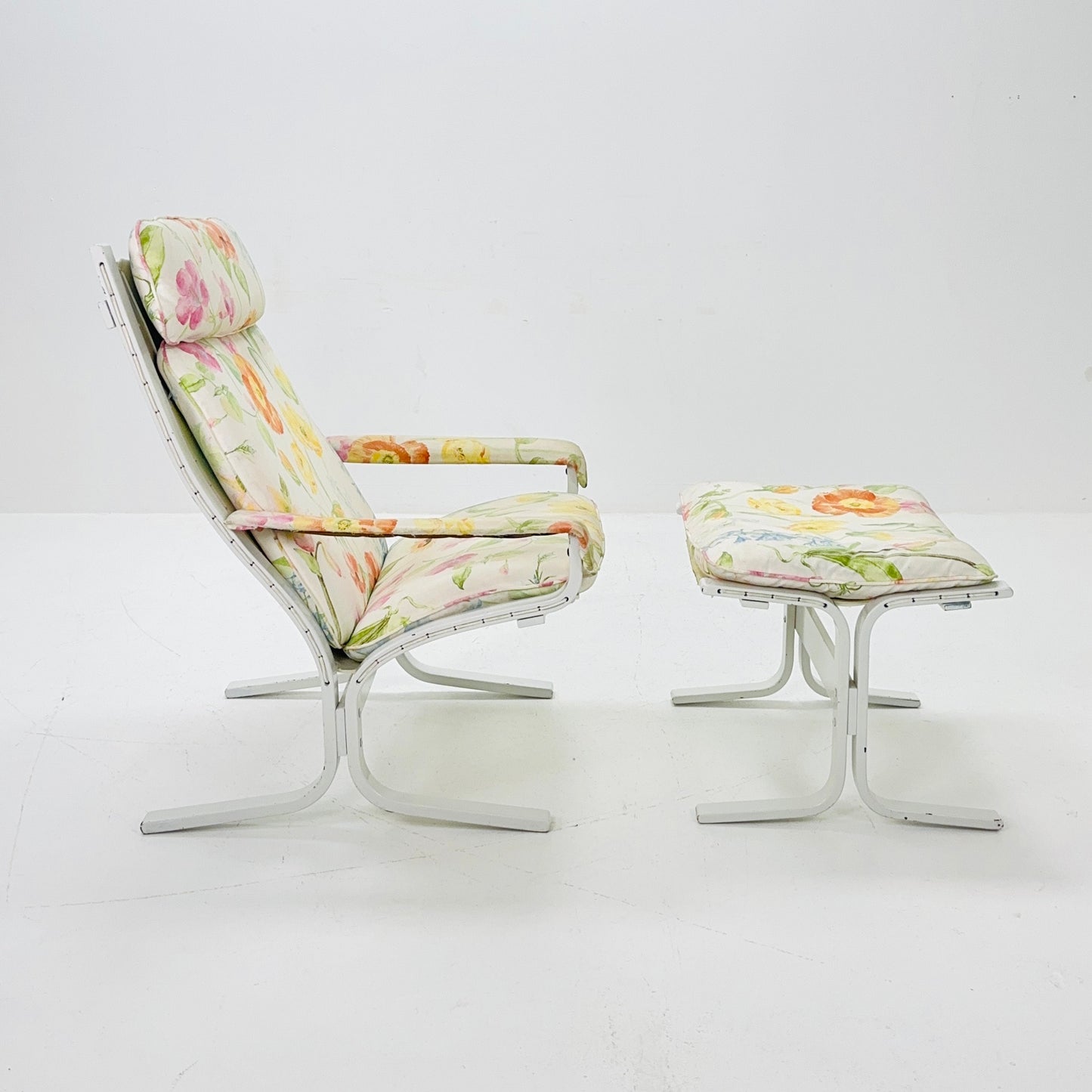 Mid-Century Ingmar Relling Siesta Lounge chair and ottoman Set in flower pattern 1970s Norway