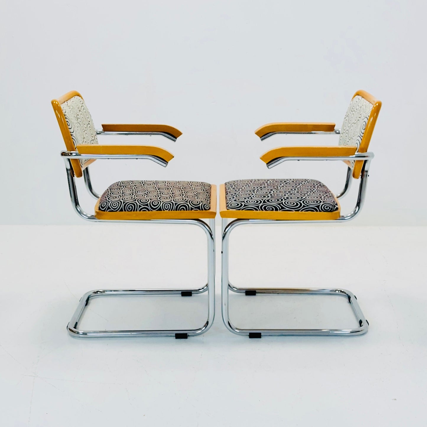 Set of 2 Mid century B32 Cesca armchair by Marcel Breuer upholstered , bauhaus design for Bene Italy 1980s