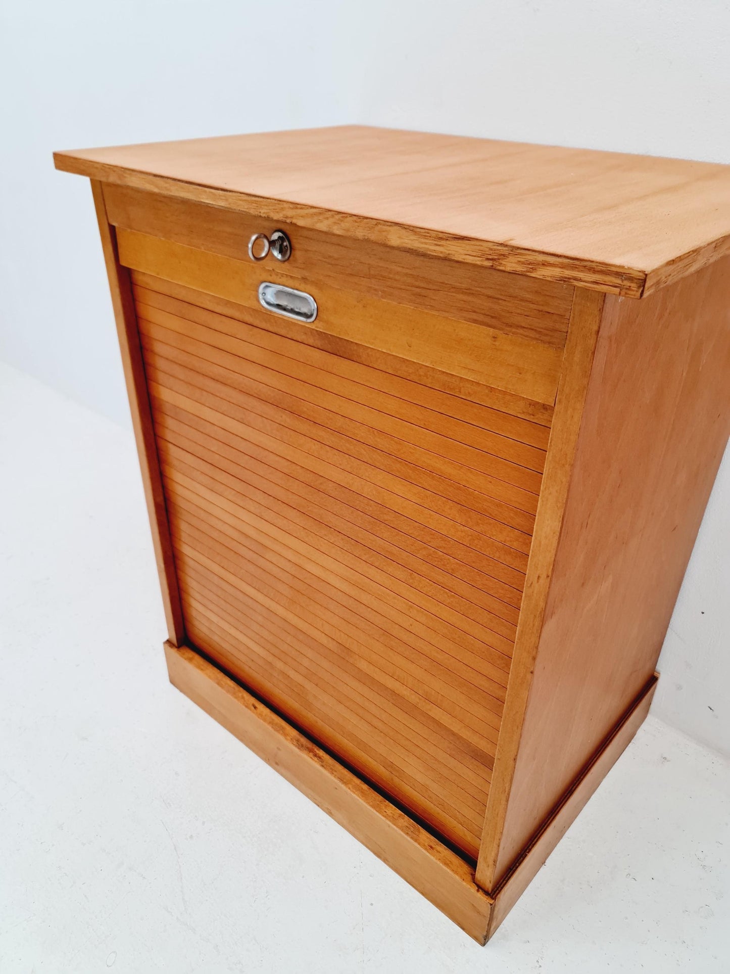 Bauhaus German roll document cabinet in Oak Wood by Koncord Möbel , 1930s