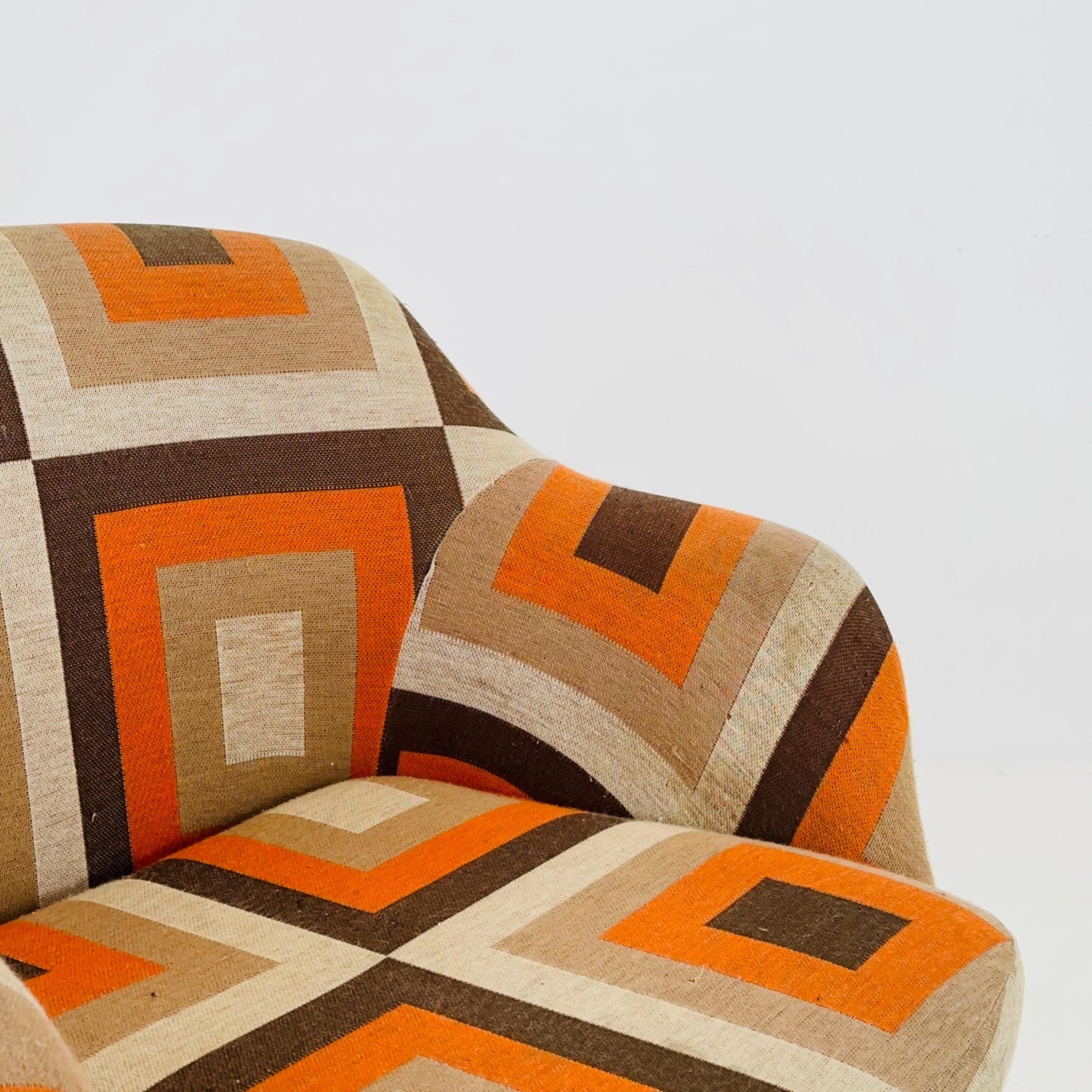Space age 1970s Tulip Chair with Geometric Pattern Upholstery – Retro Mid-Century Modern Plastic Base Accent Chair