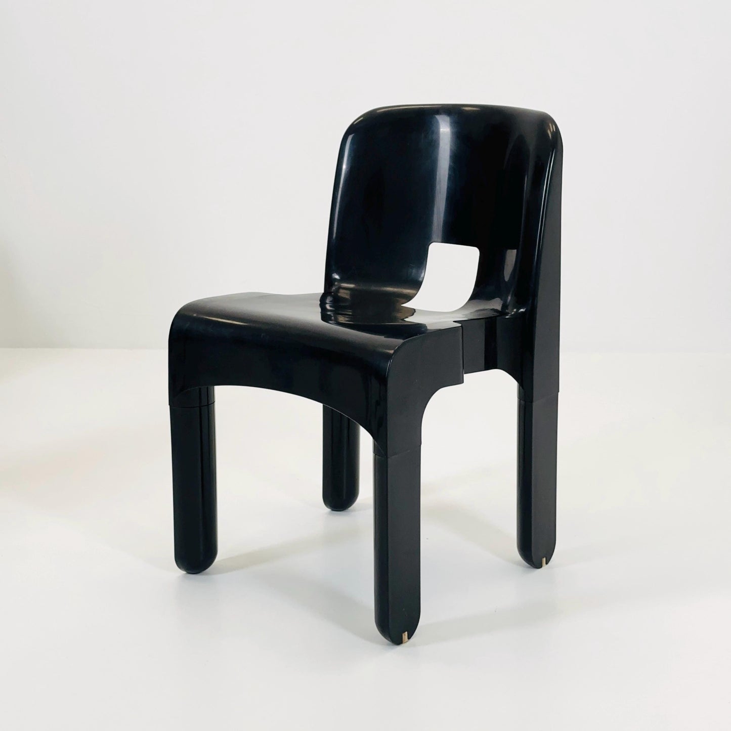 Set of 4 vintage Kartell Universale Chairs - Model 4867 by Joe Colombo - Iconic 1965 Italian Design, Mid-Century Modern ABS Plastic Chairs