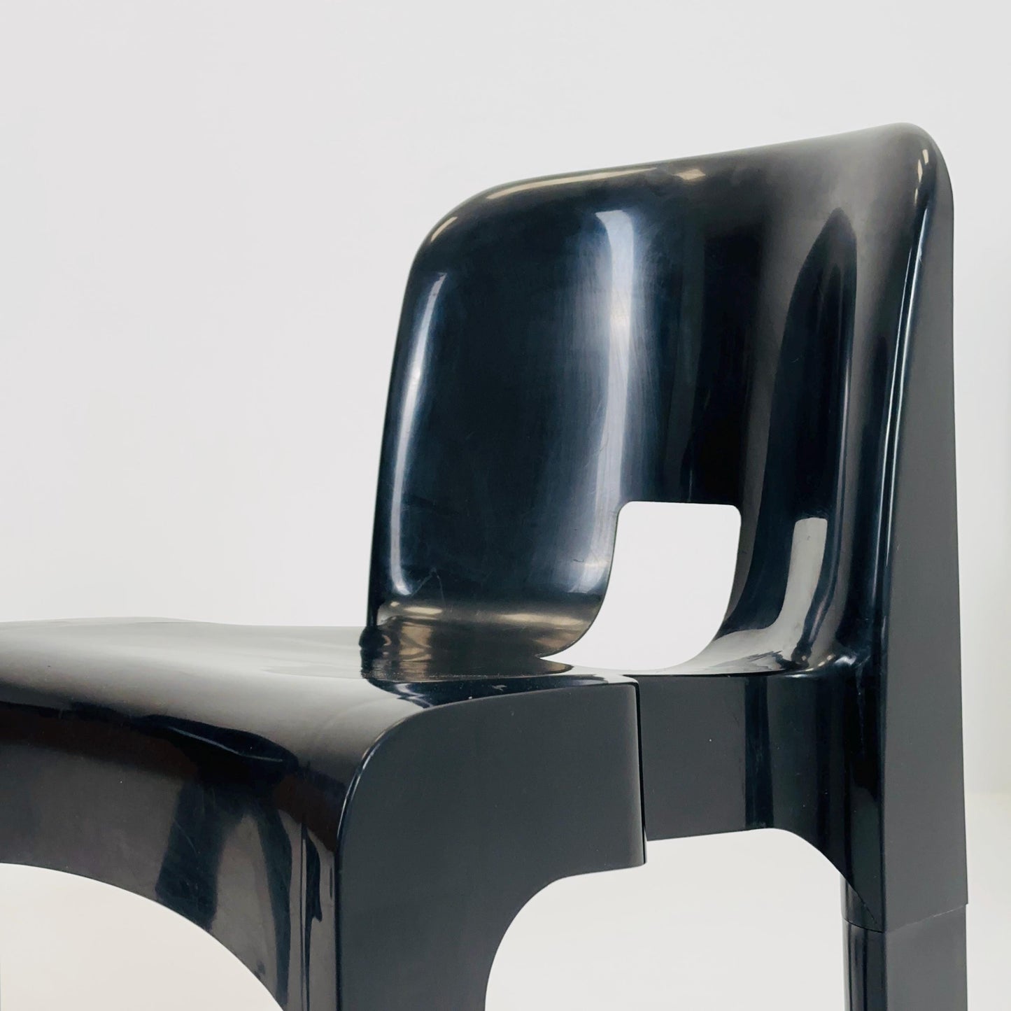 Set of 4 vintage Kartell Universale Chairs - Model 4867 by Joe Colombo - Iconic 1965 Italian Design, Mid-Century Modern ABS Plastic Chairs