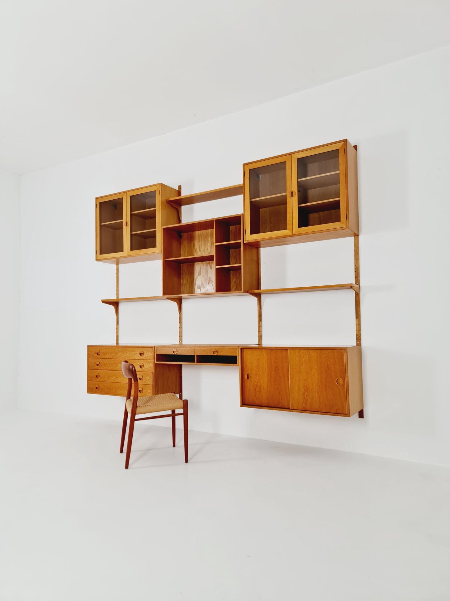 Danish modern modular Oak shelving system by Hansen & Guldborg Mobler, Denmark, 1960s