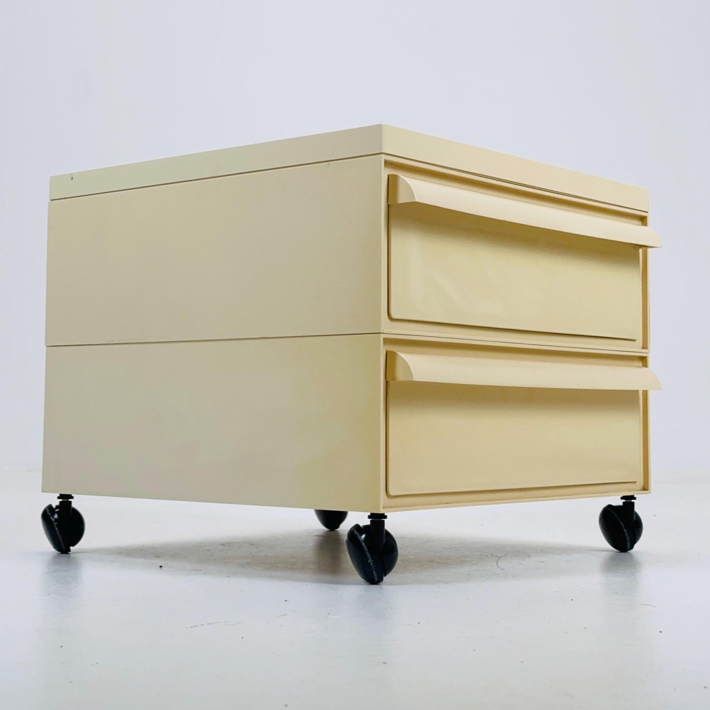 Space age Chest of drawers on wheels model 4601 by Simon Fussell for Kartell, Italy 1970s