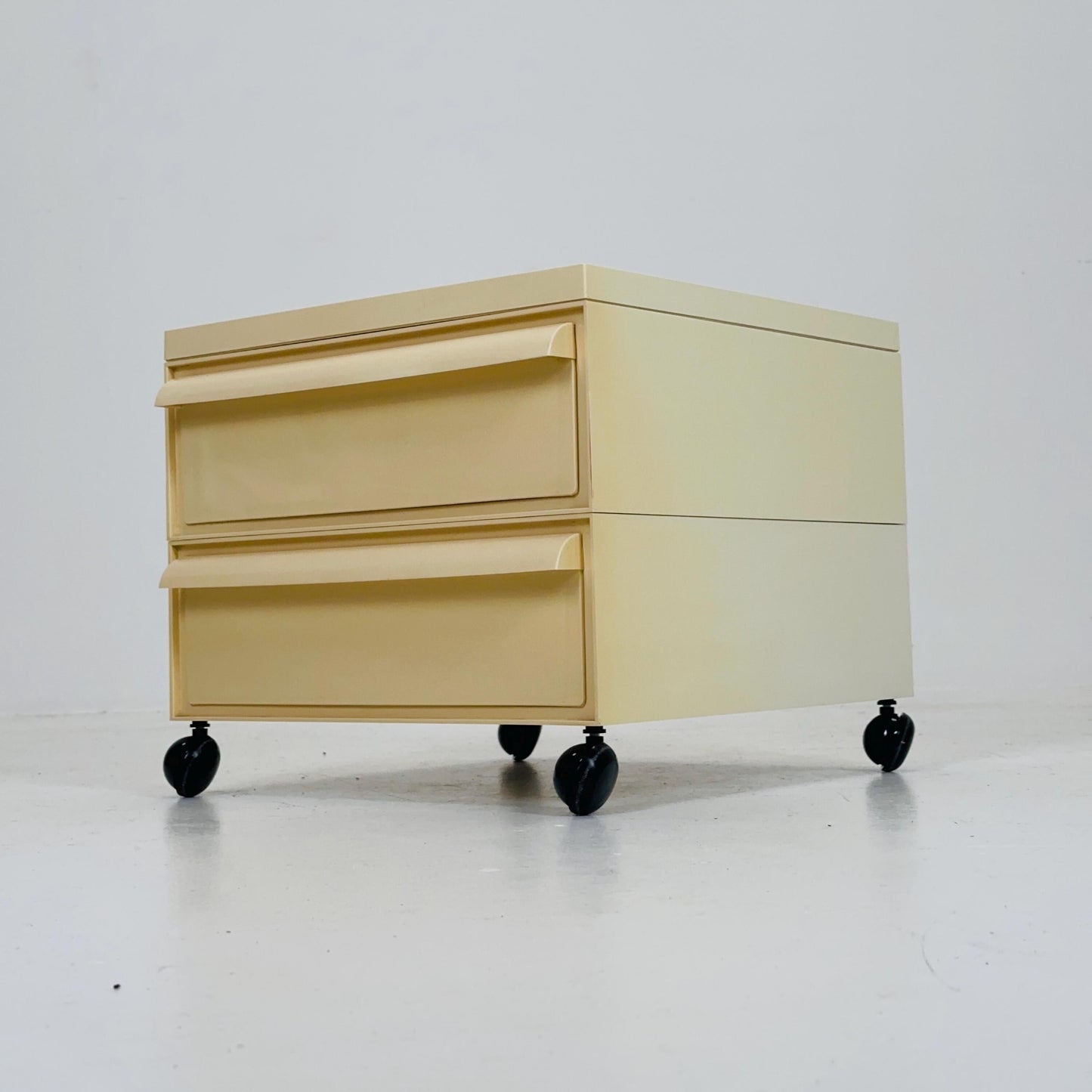 Space age Chest of drawers on wheels model 4601 by Simon Fussell for Kartell, Italy 1970s