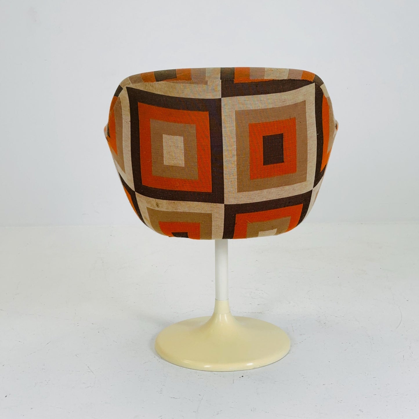 Space age 1970s Tulip Chair with Geometric Pattern Upholstery – Retro Mid-Century Modern Plastic Base Accent Chair