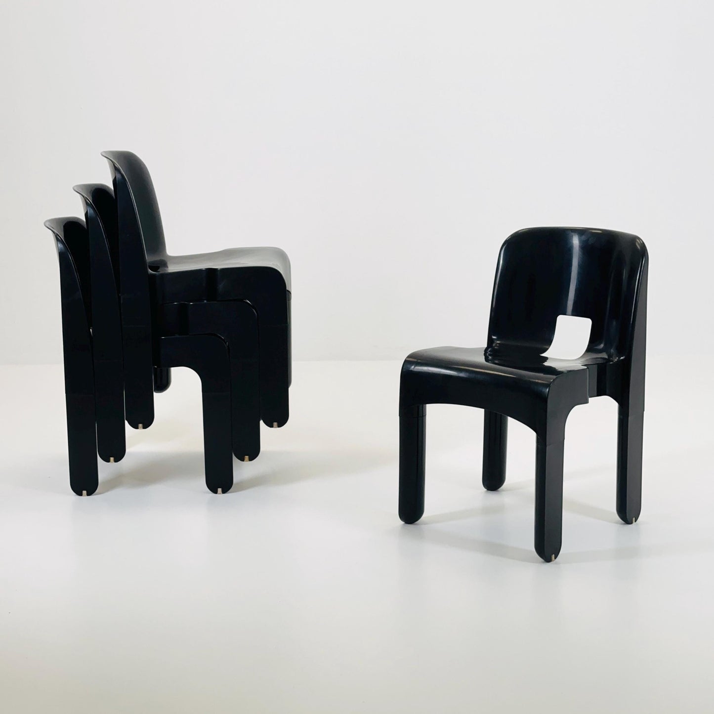 Set of 4 vintage Kartell Universale Chairs - Model 4867 by Joe Colombo - Iconic 1965 Italian Design, Mid-Century Modern ABS Plastic Chairs
