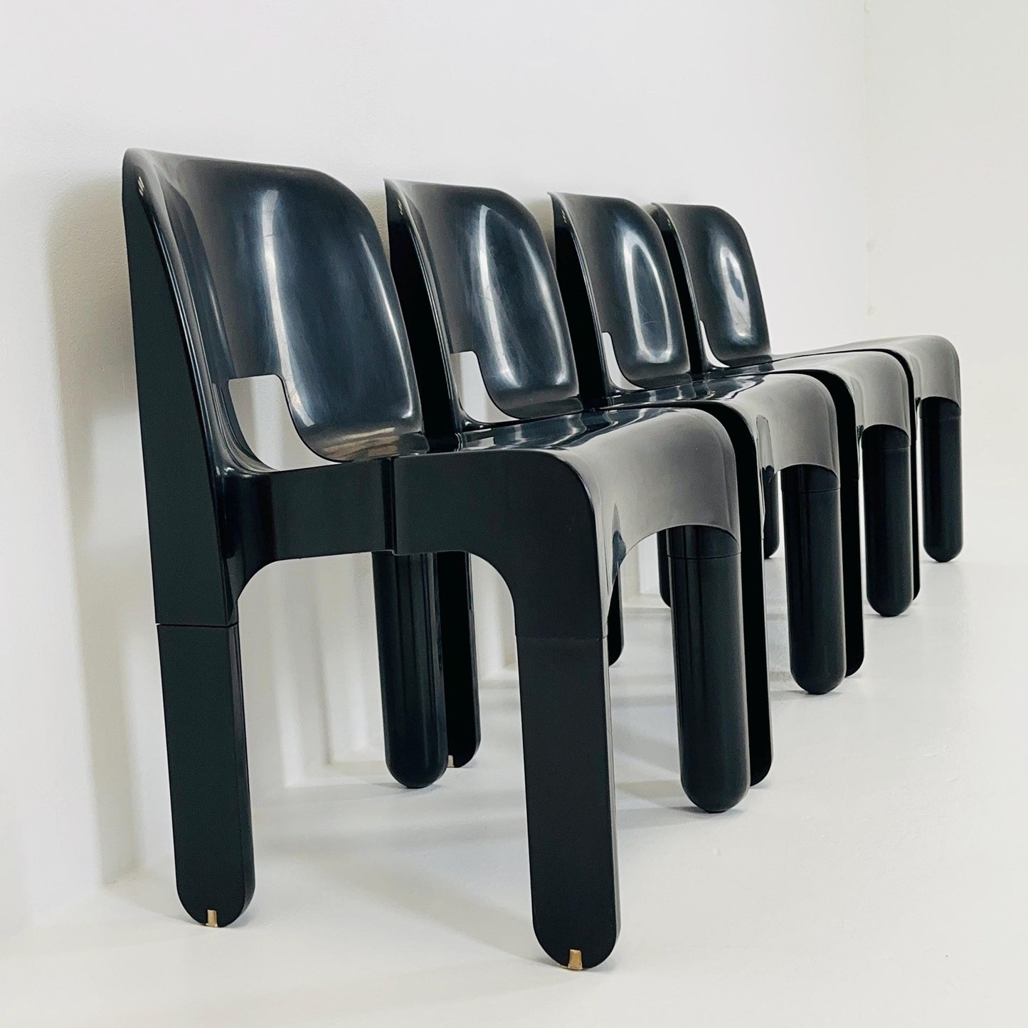 Set of 4 vintage Kartell Universale Chairs - Model 4867 by Joe Colombo - Iconic 1965 Italian Design, Mid-Century Modern ABS Plastic Chairs