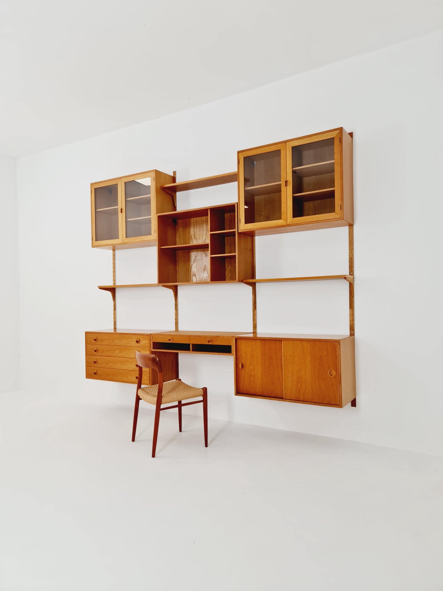 Danish modern modular Oak shelving system by Hansen & Guldborg Mobler, Denmark, 1960s