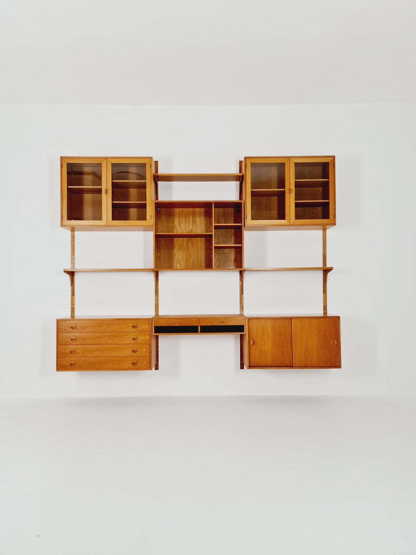Danish modern modular Oak shelving system by Hansen & Guldborg Mobler, Denmark, 1960s