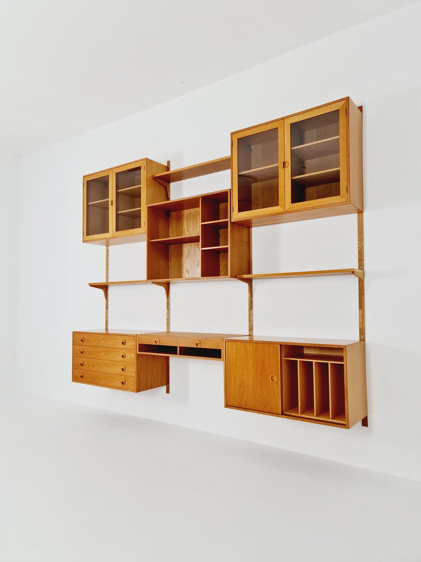 Danish modern modular Oak shelving system by Hansen & Guldborg Mobler, Denmark, 1960s