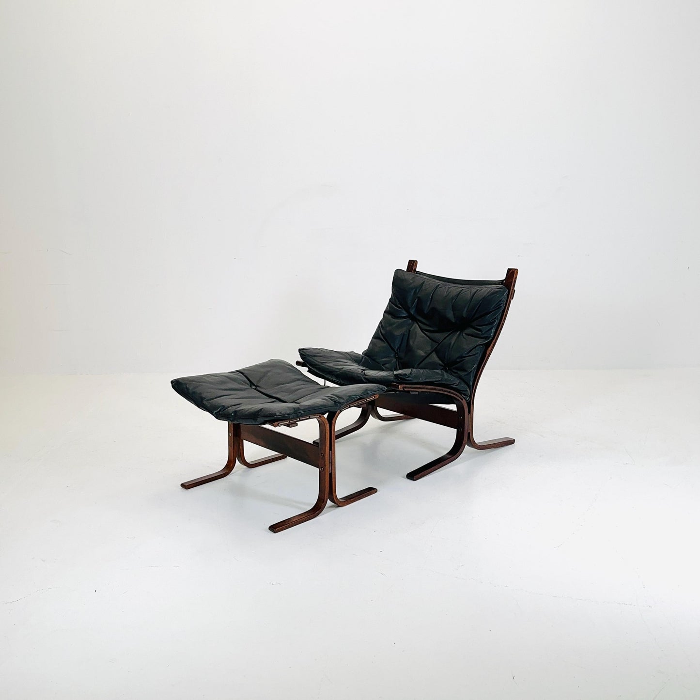 Mid century armchair “Siesta” and its ottoman by Ingmar Relling, Westnofa Furniture, Norway 1960s