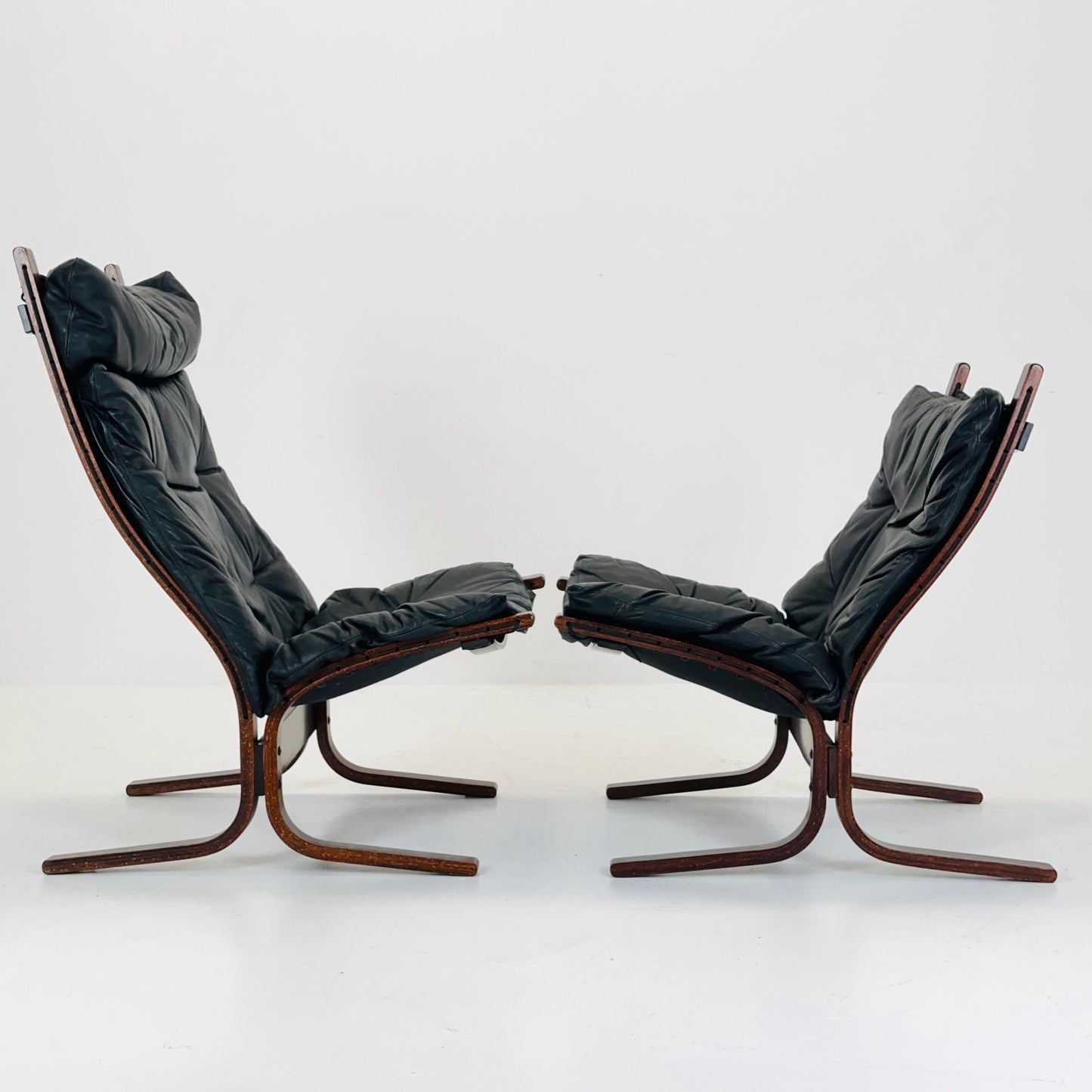 Set of 2 Ingmar Relling “Siesta” Chairs – Highback & Lowback Models in Black Leather with Bentwood Frames, 1960s