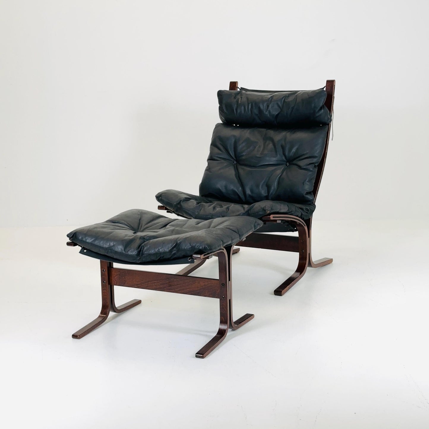 Mid century armchair “Siesta” and its ottoman by Ingmar Relling, Westnofa Furniture, Norway 1960s
