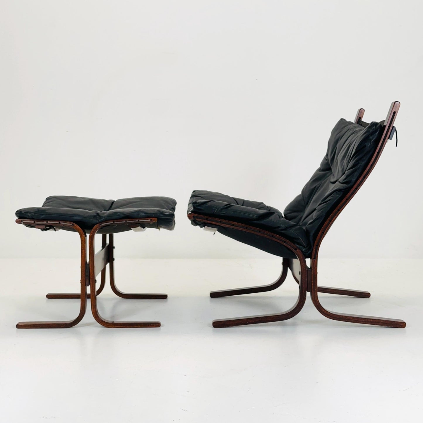 Mid century armchair “Siesta” and its ottoman by Ingmar Relling, Westnofa Furniture, Norway 1960s