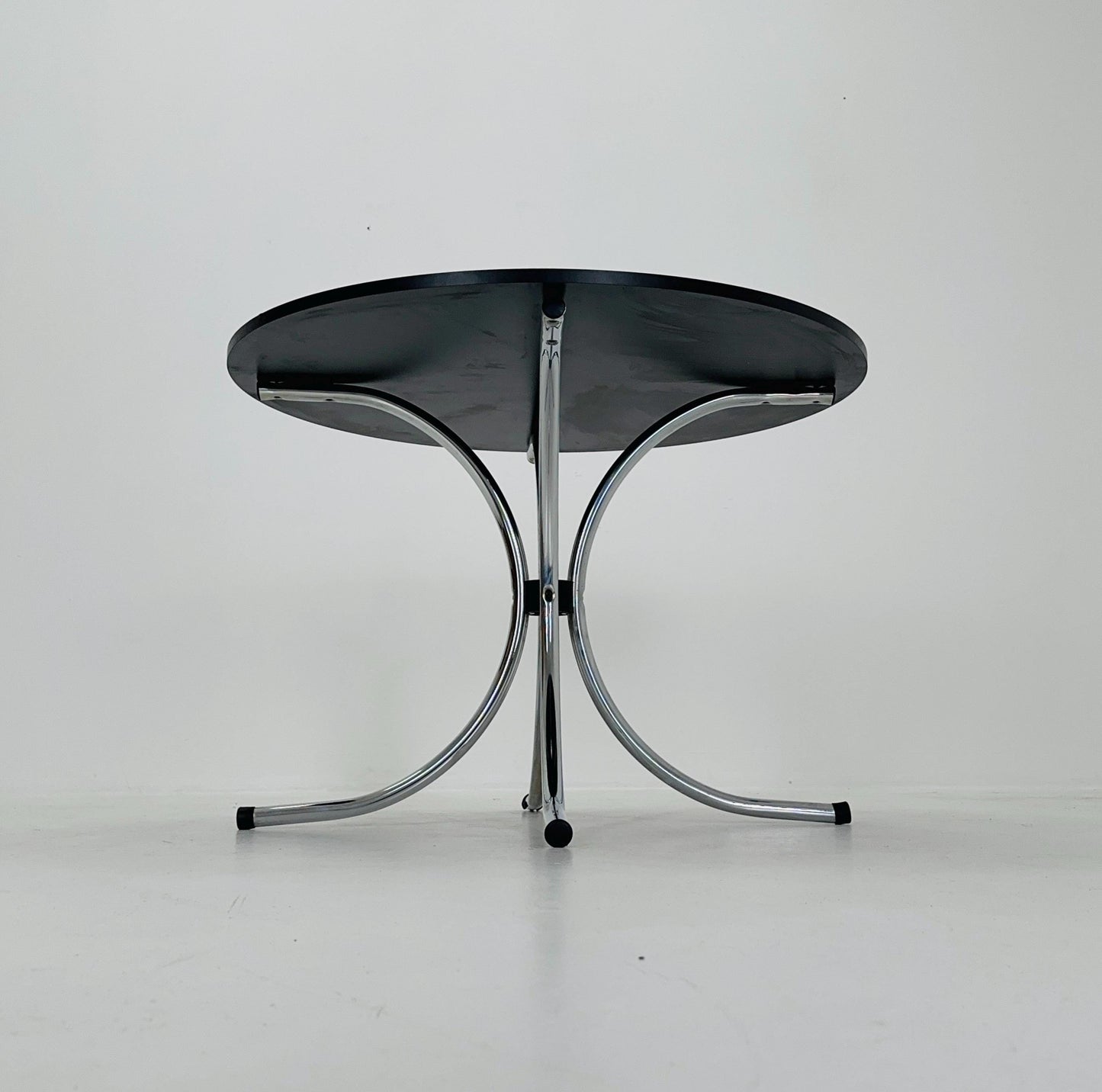 Mid-century dinning round table in chrome-plated steel with round solid black top, 1980s Italy