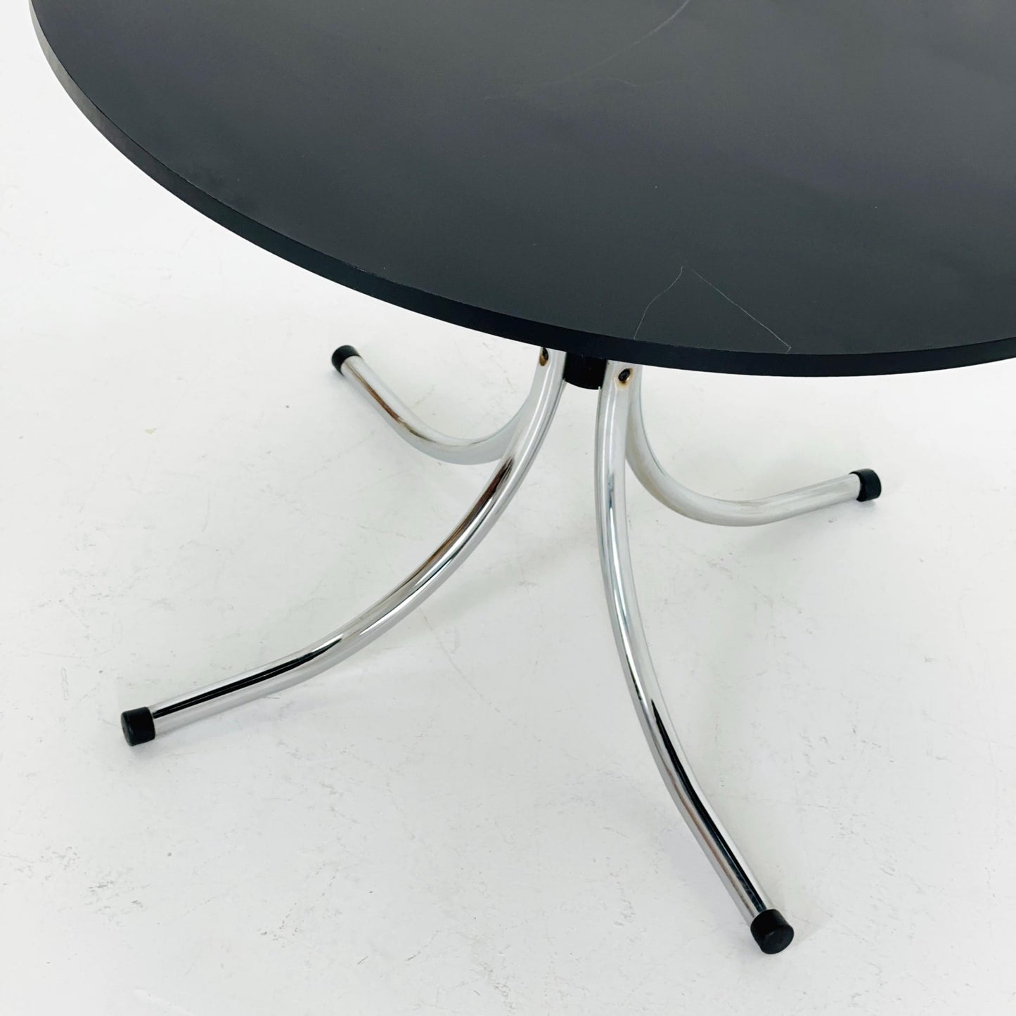 Mid-century dinning round table in chrome-plated steel with round solid black top, 1980s Italy