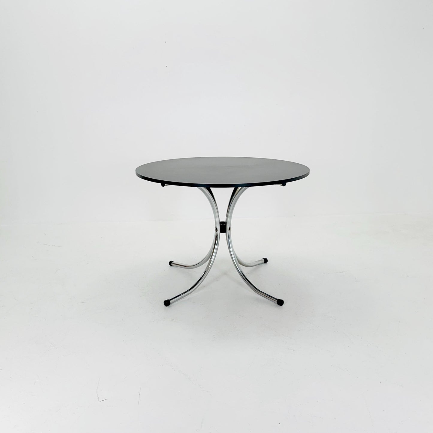 Mid-century dinning round table in chrome-plated steel with round solid black top, 1980s Italy