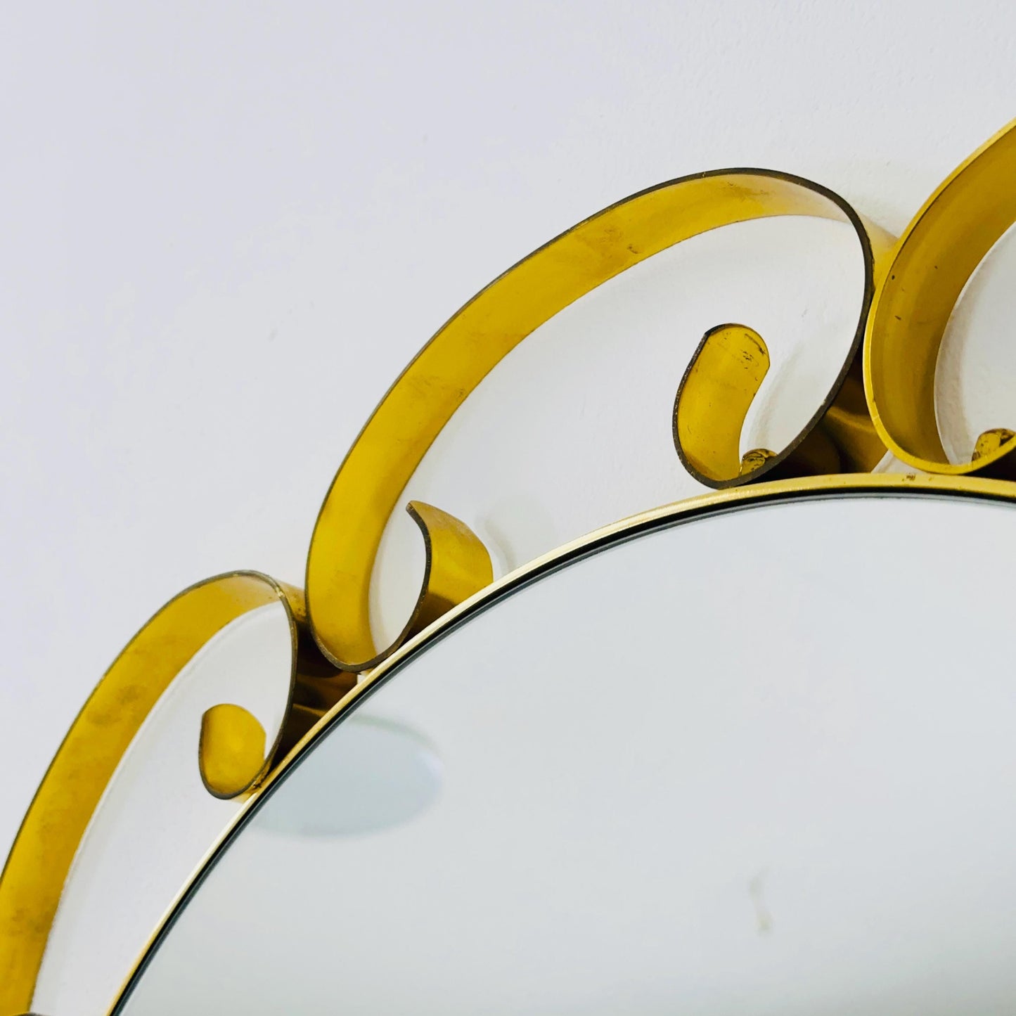 Mid century circle -shaped mirror with golden metal frame- 1960s Italy
