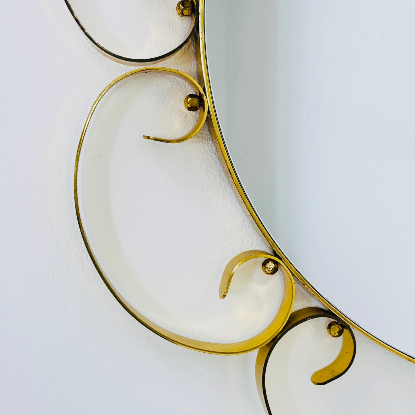 Mid century circle -shaped mirror with golden metal frame- 1960s Italy